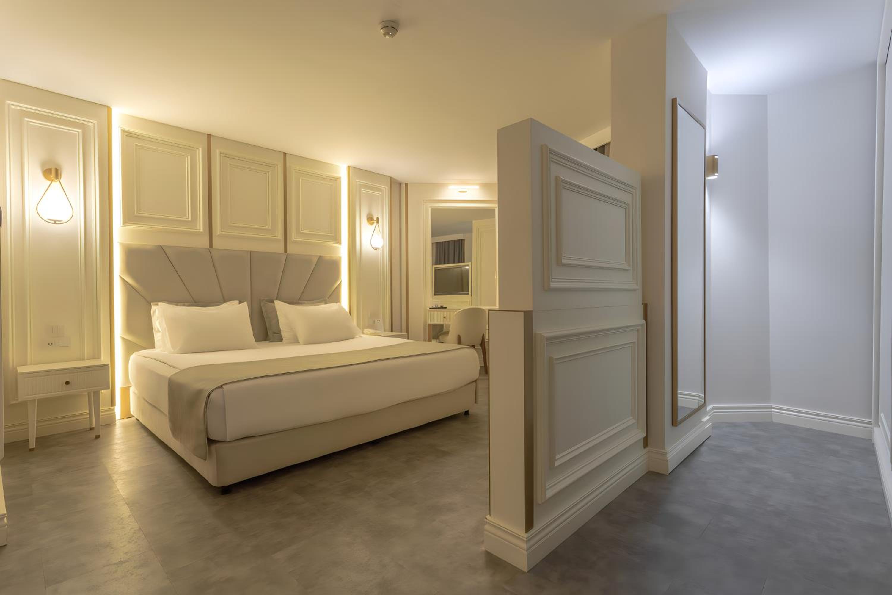 Deluxe King Suite with Sofa Bed and Spa Bath - Non-Smoking - Photo 4