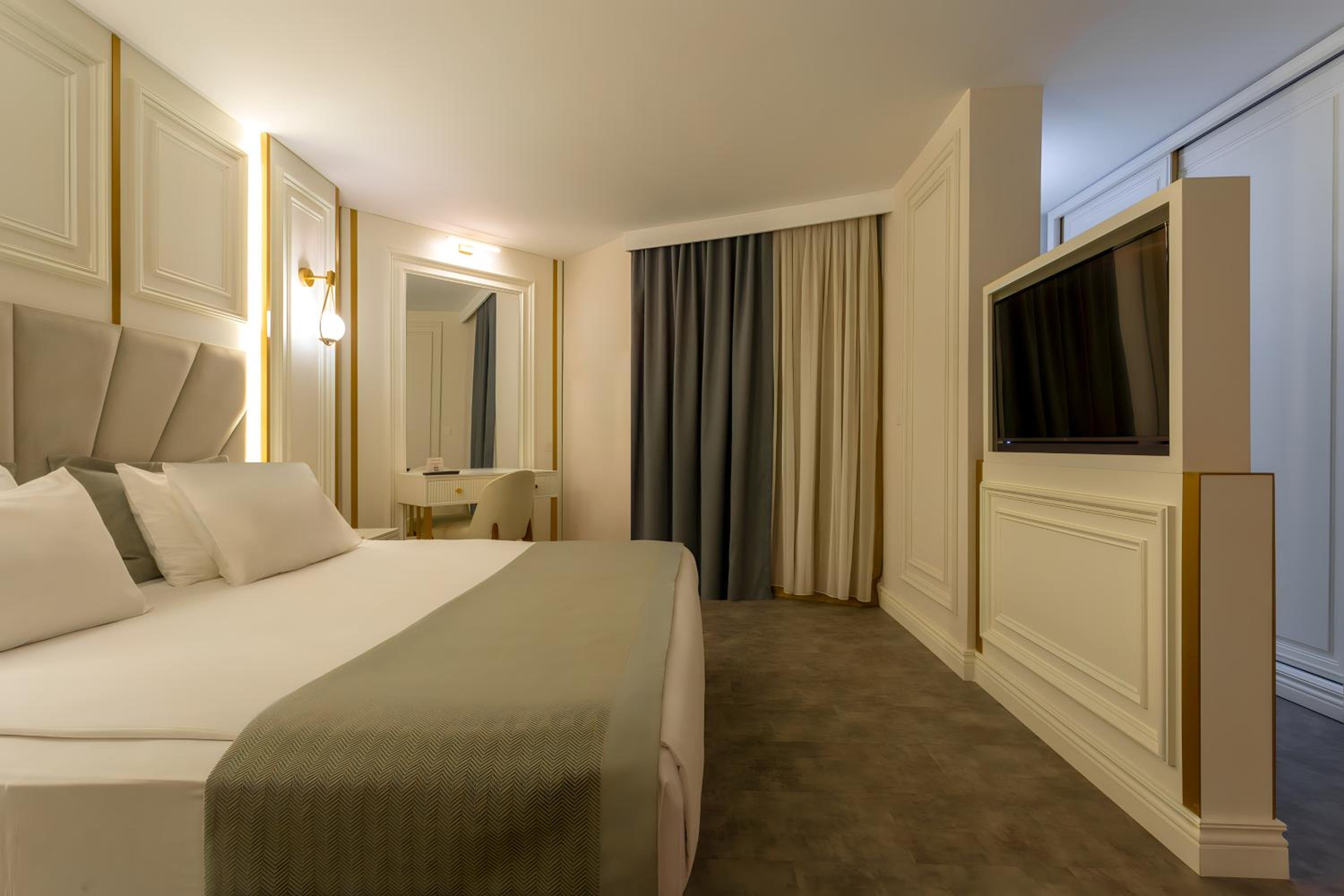 Deluxe King Suite with Sofa Bed and Spa Bath - Non-Smoking - Photo 7