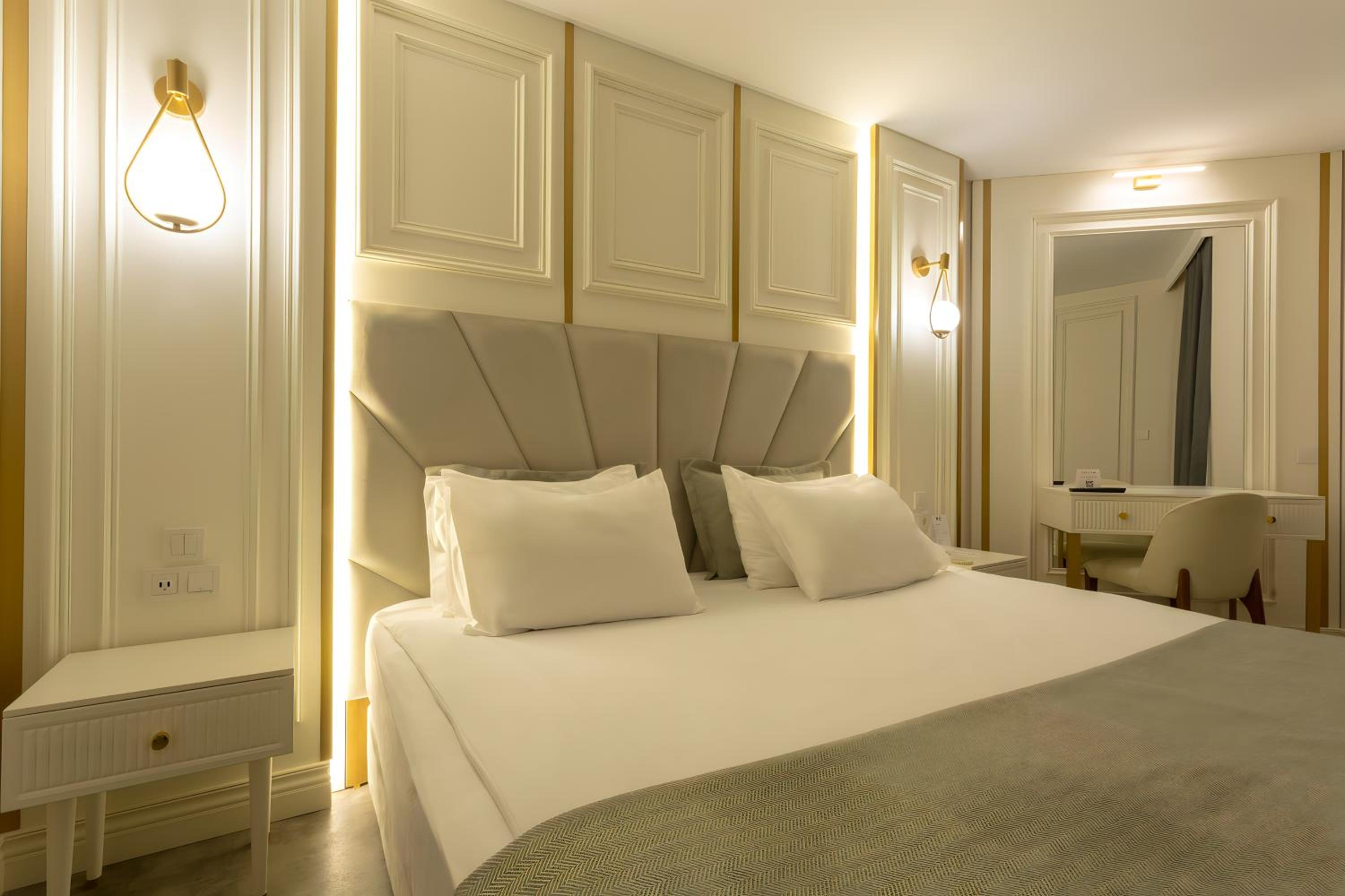 One-Bedroom King Suite with Hot Tub and Sofa Bed - Sea View/Non-Smoking thumbnail 6