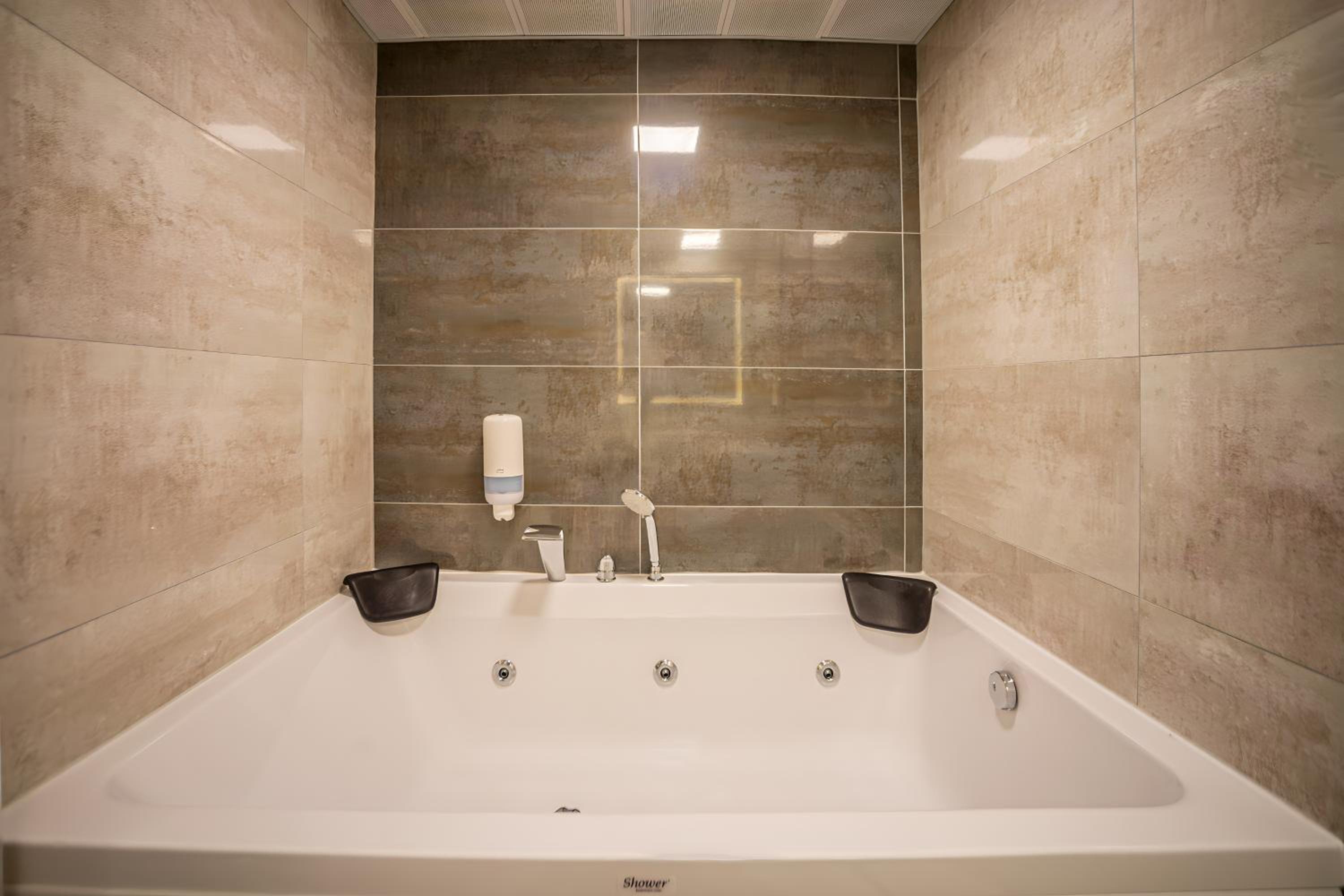Deluxe King Suite with Sofa Bed and Spa Bath - Non-Smoking - Photo 10
