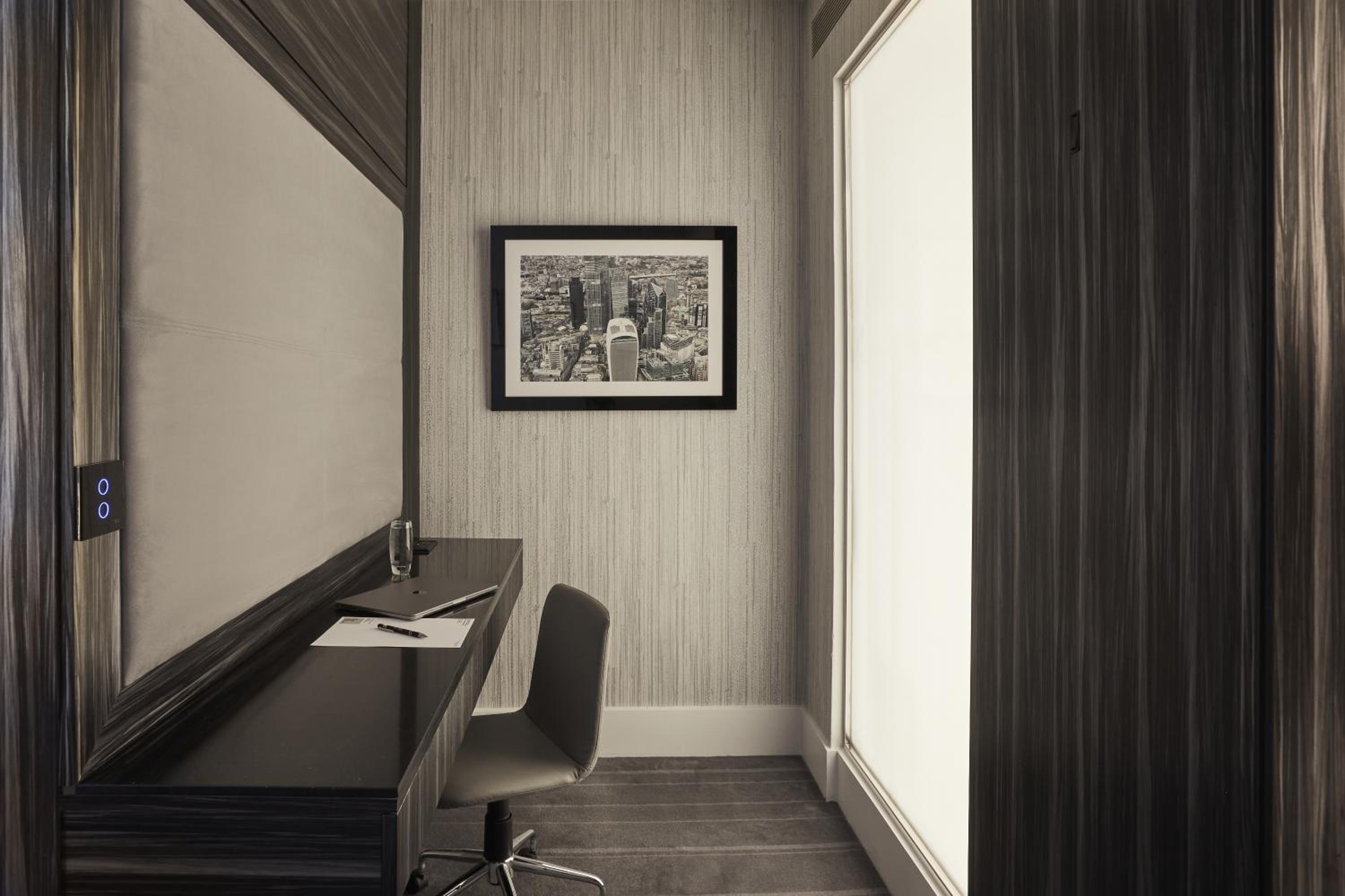 Superior King Room photo 2