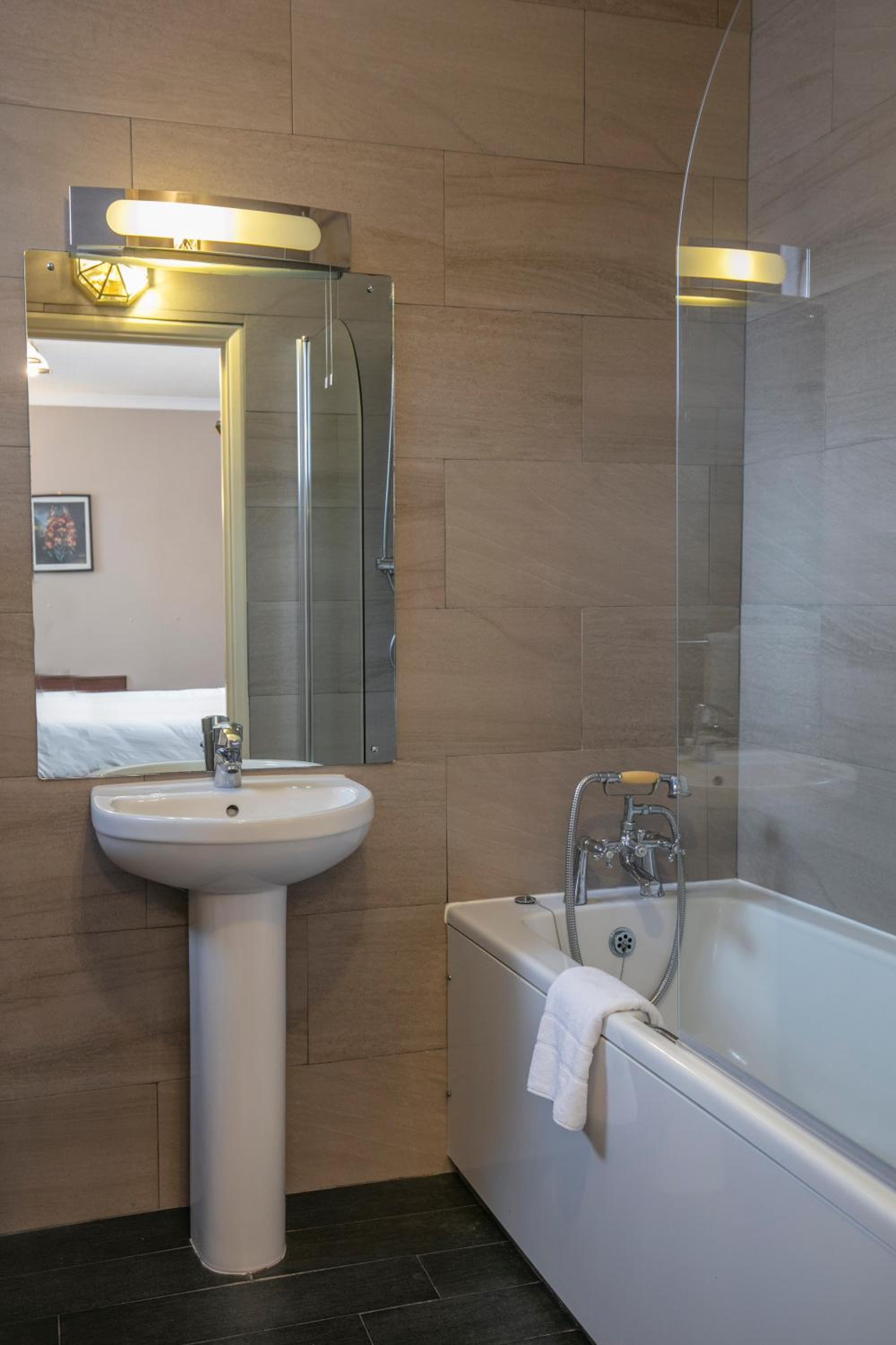 Standard Twin Room - Non-Smoking photo 2