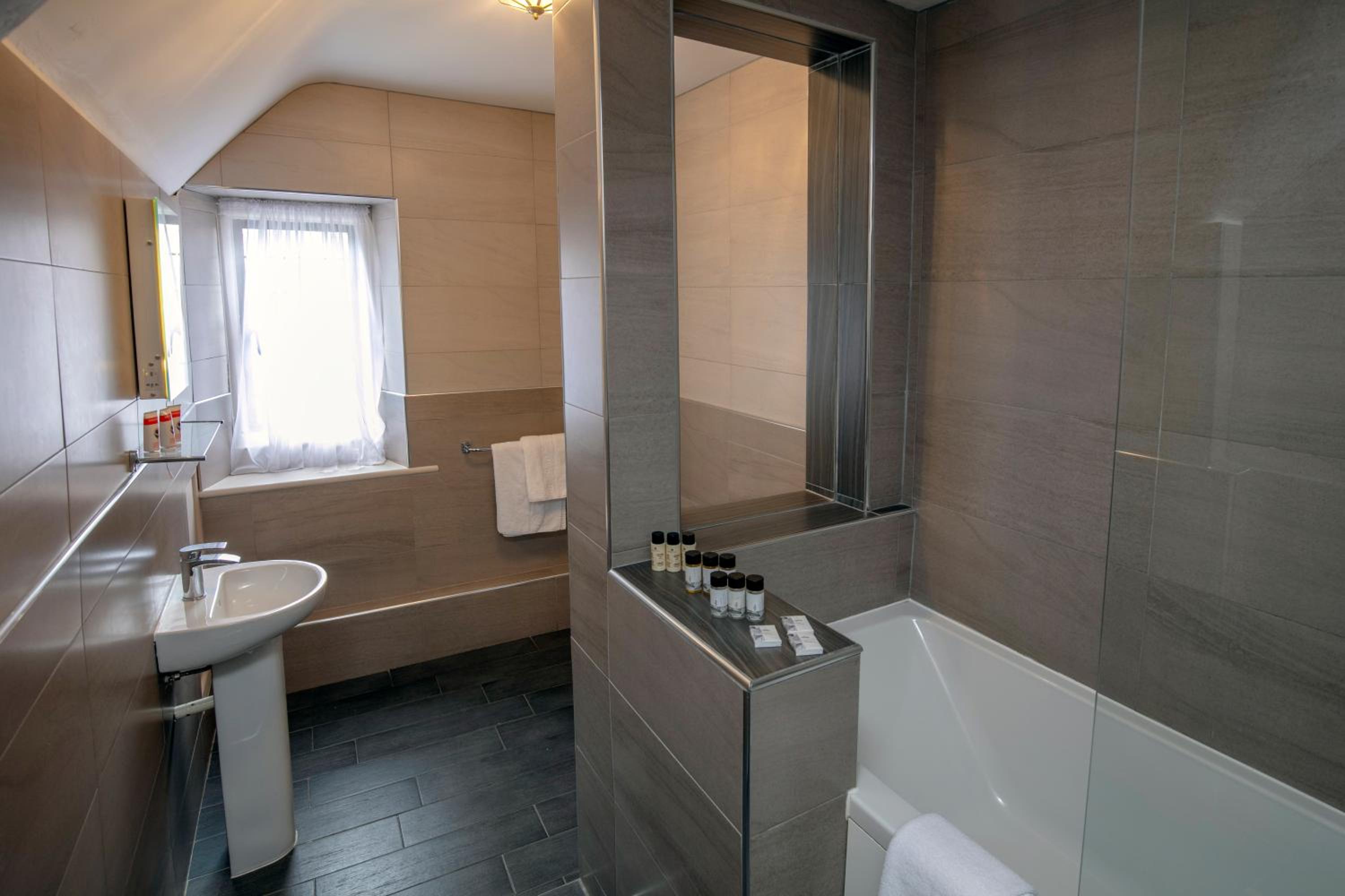 Family Room with One Double Bed and Two Single Beds - Non-Smoking photo 3