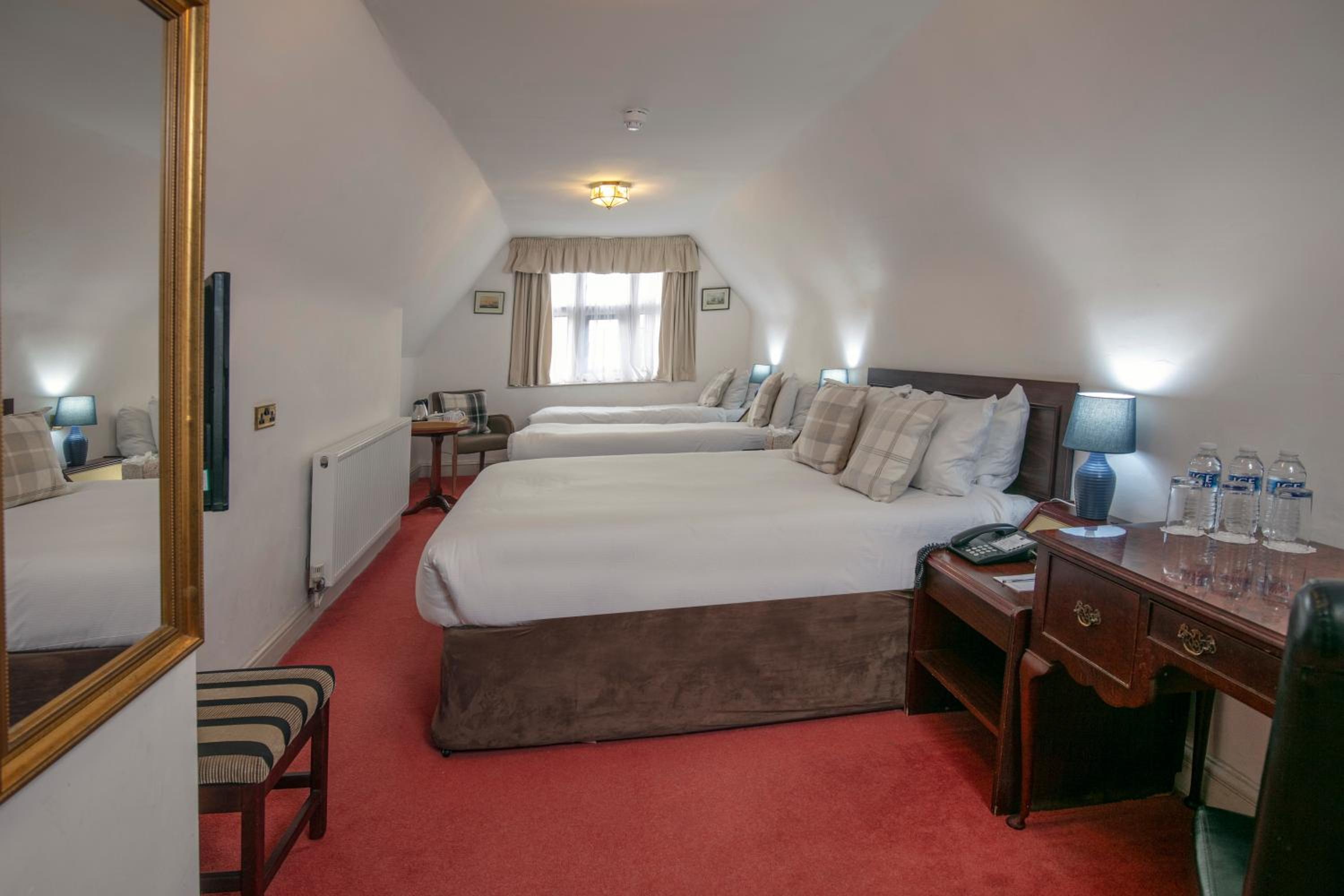 Family Room with One Double Bed and Two Single Beds - Non-Smoking photo 2
