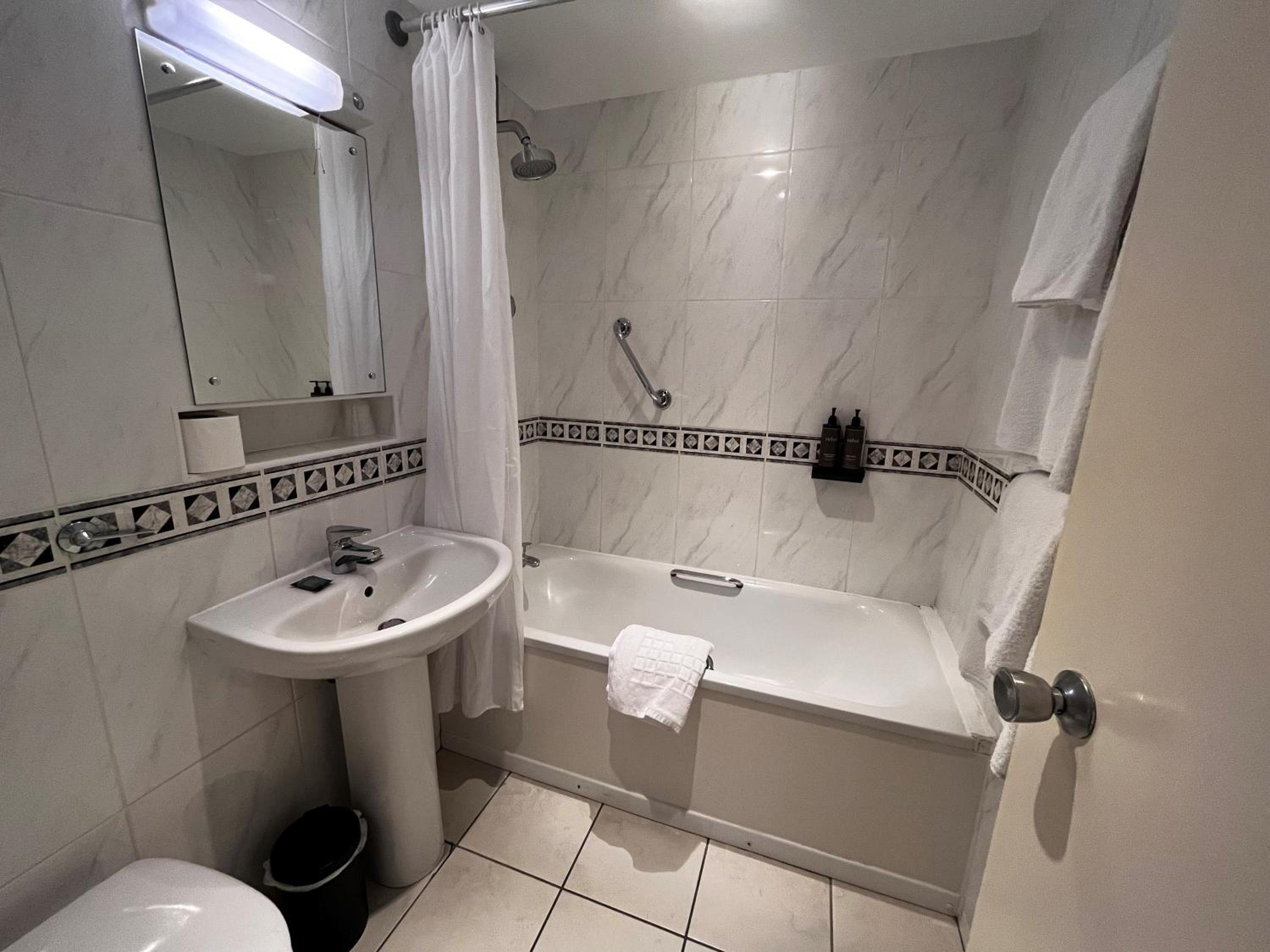 Double or Twin Room - Photo 5