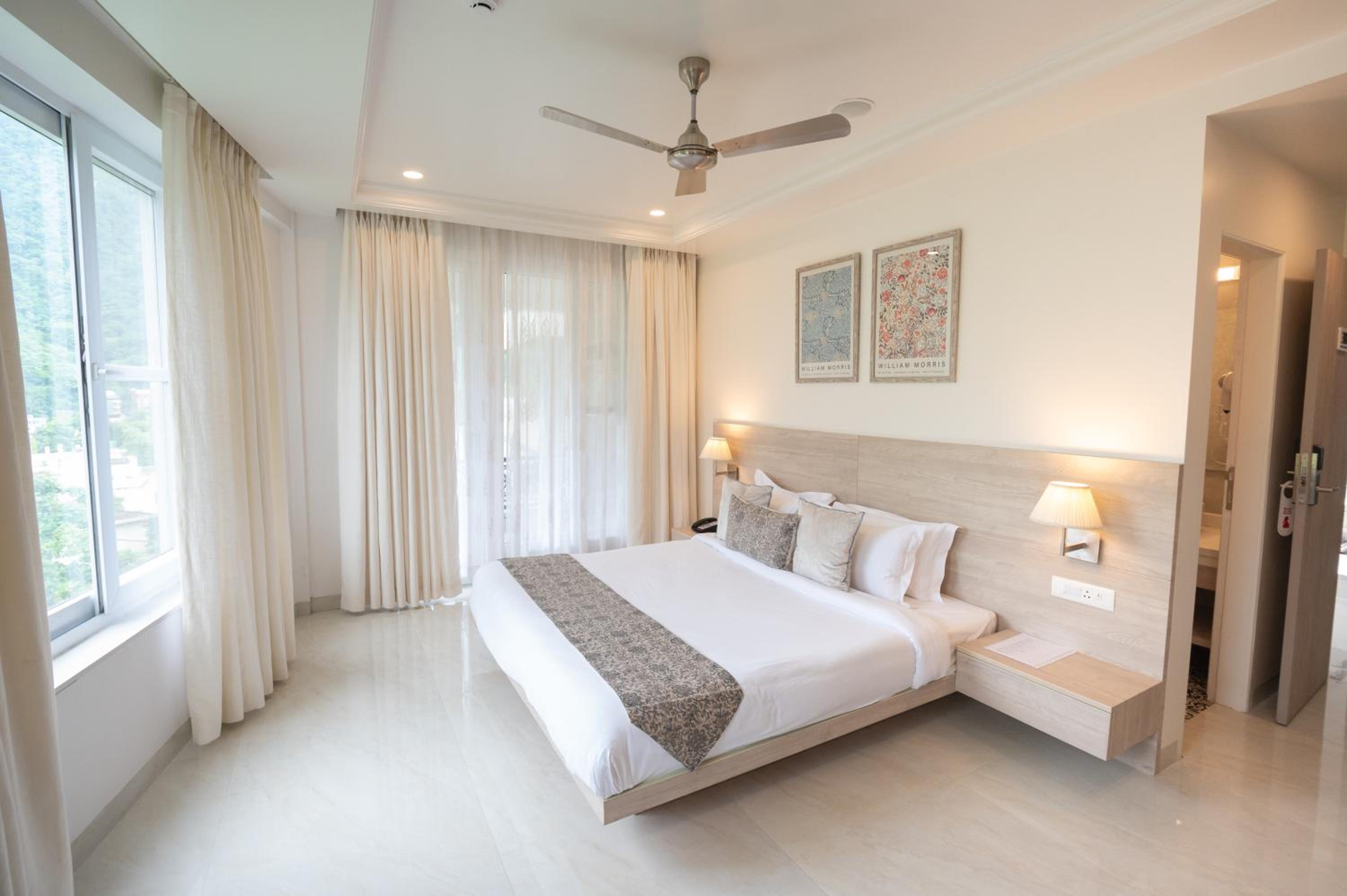 Deluxe Double Room with Balcony photo 3