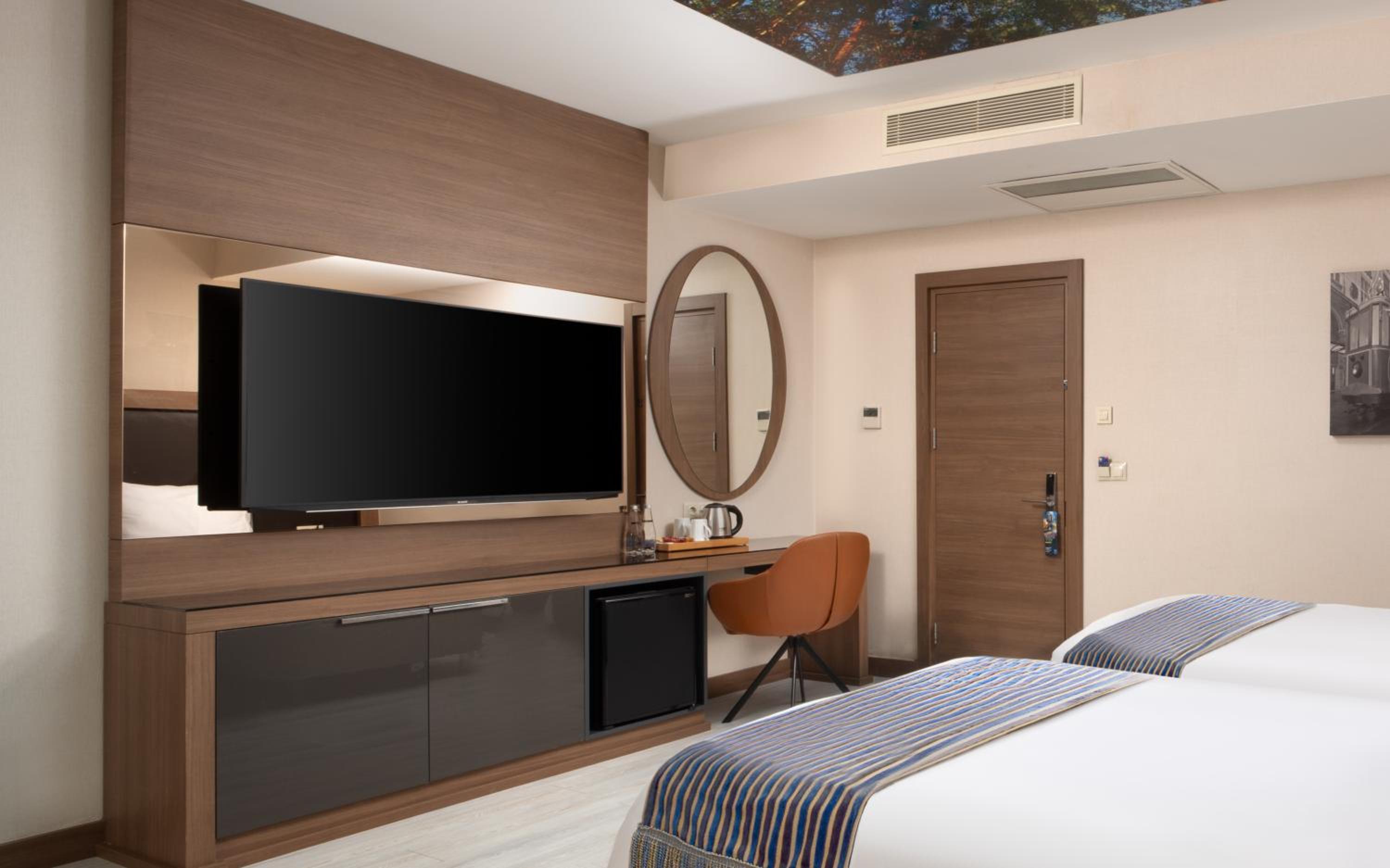 Standard Room , No Window, First Floor photo 3
