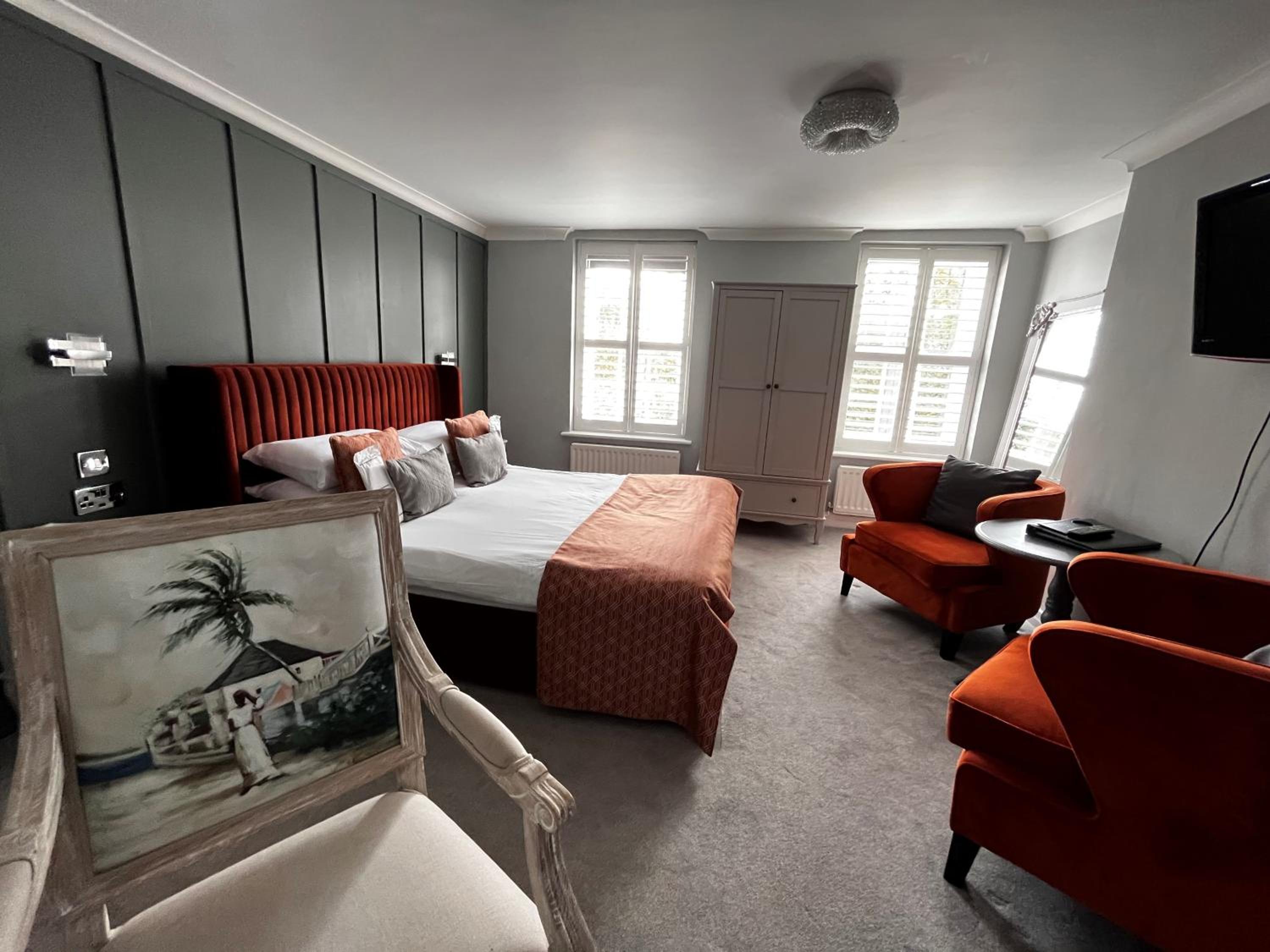 Suite - Photo 1
