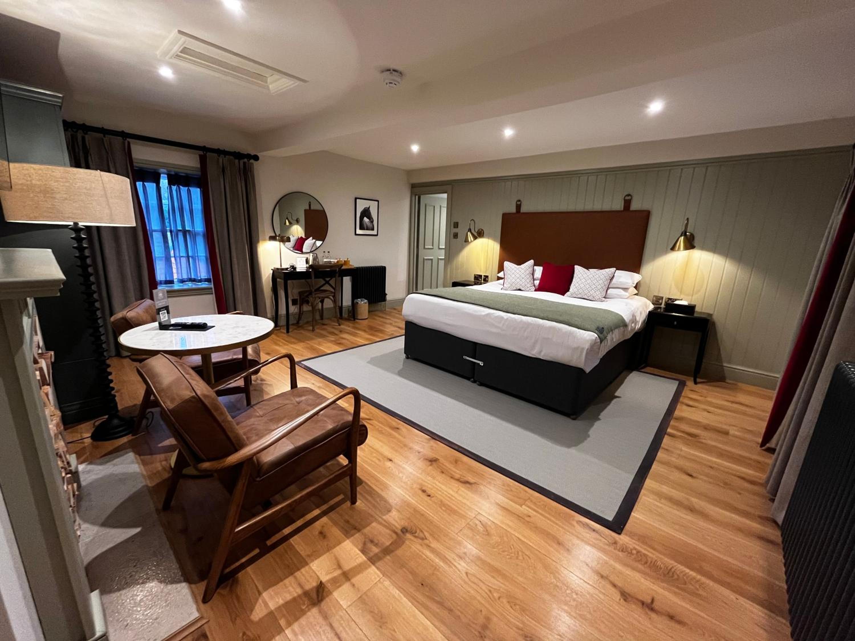 Superior King Room - Photo 9