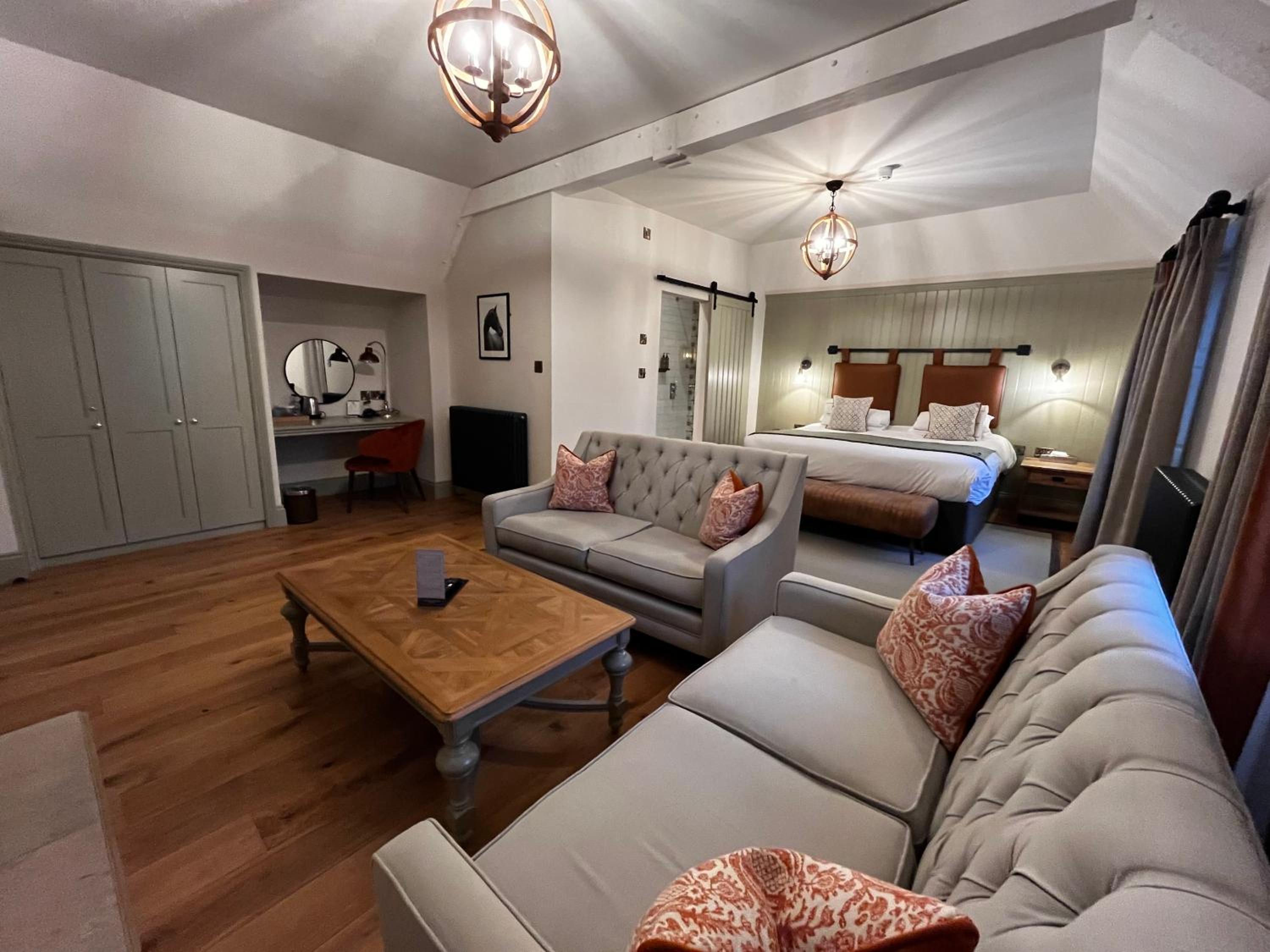 Suite - Photo 1