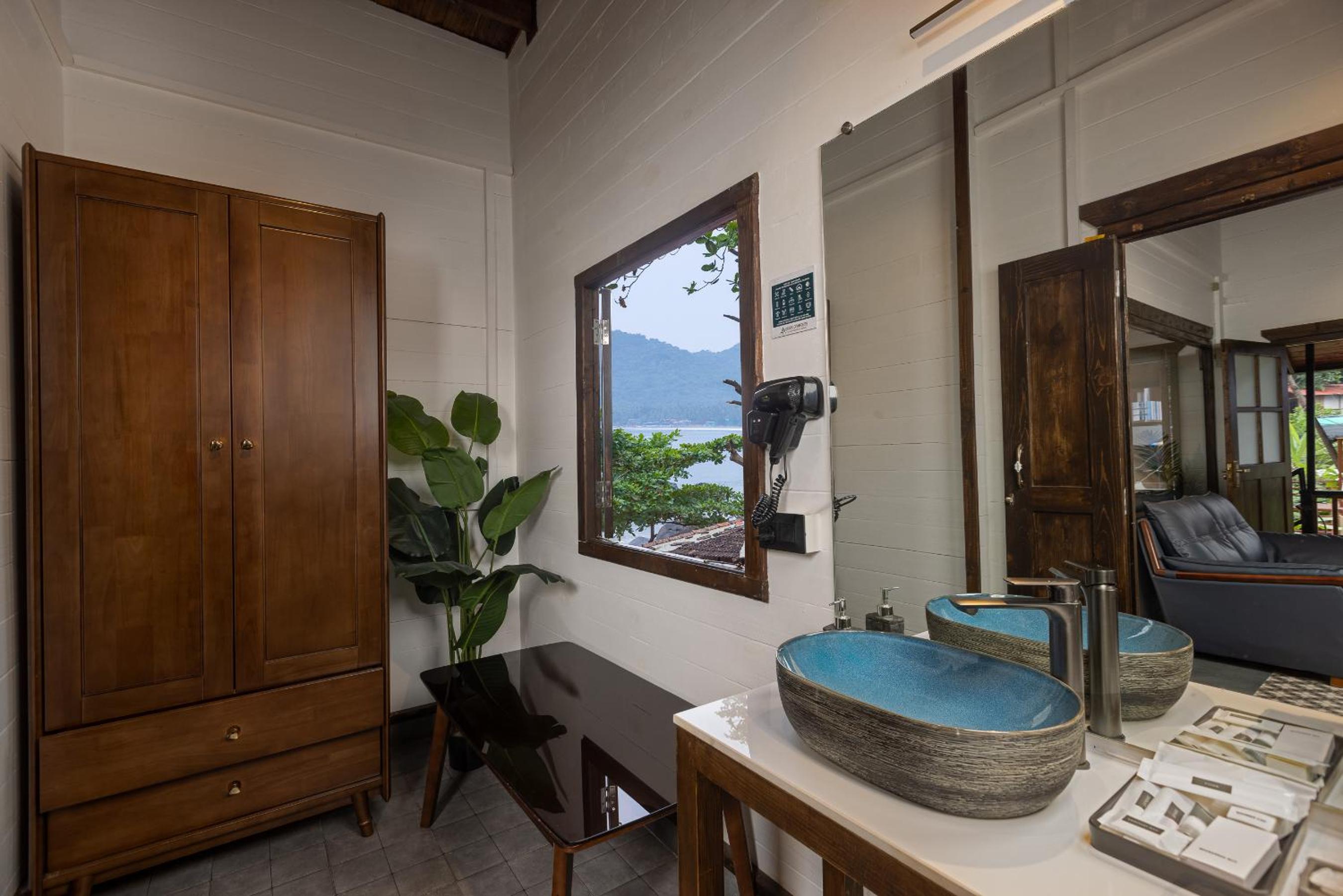 Luxury Partial Sea View Suite with Indoor Jacuzzi ( Destiny)  photo 3