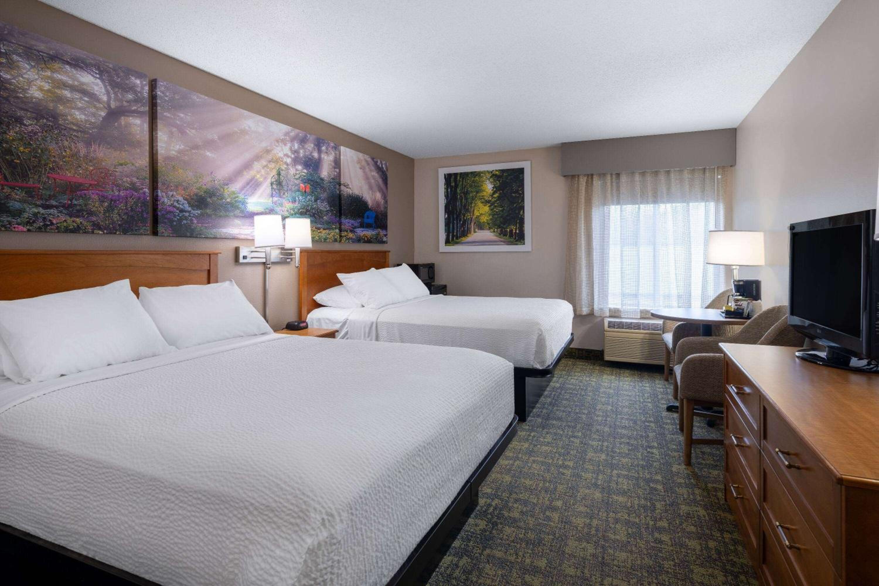 Queen Room with Two Queen Beds - Non-Smoking - Photo 1
