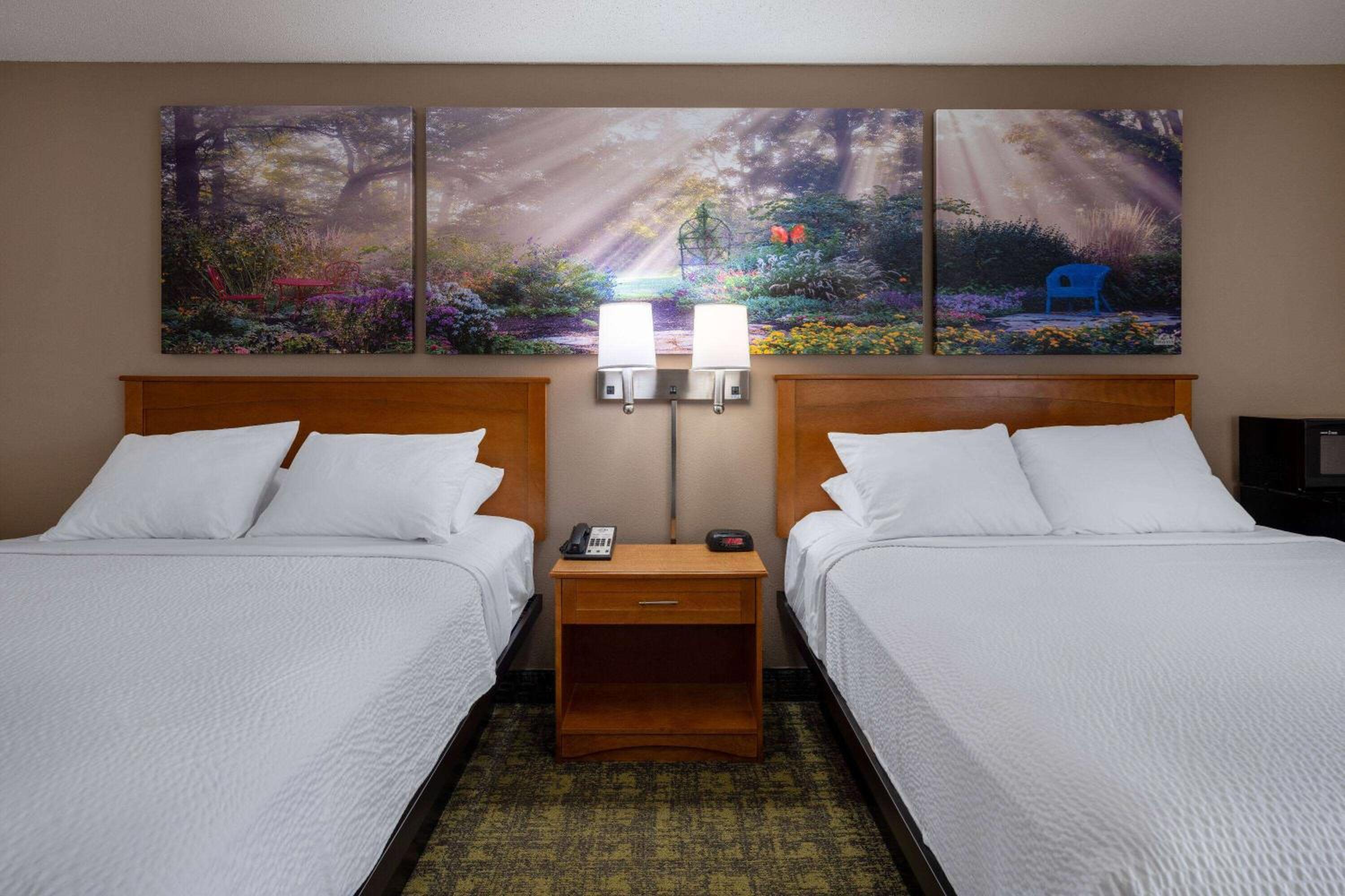 Queen Room with Two Queen Beds - Non-Smoking - Photo 4