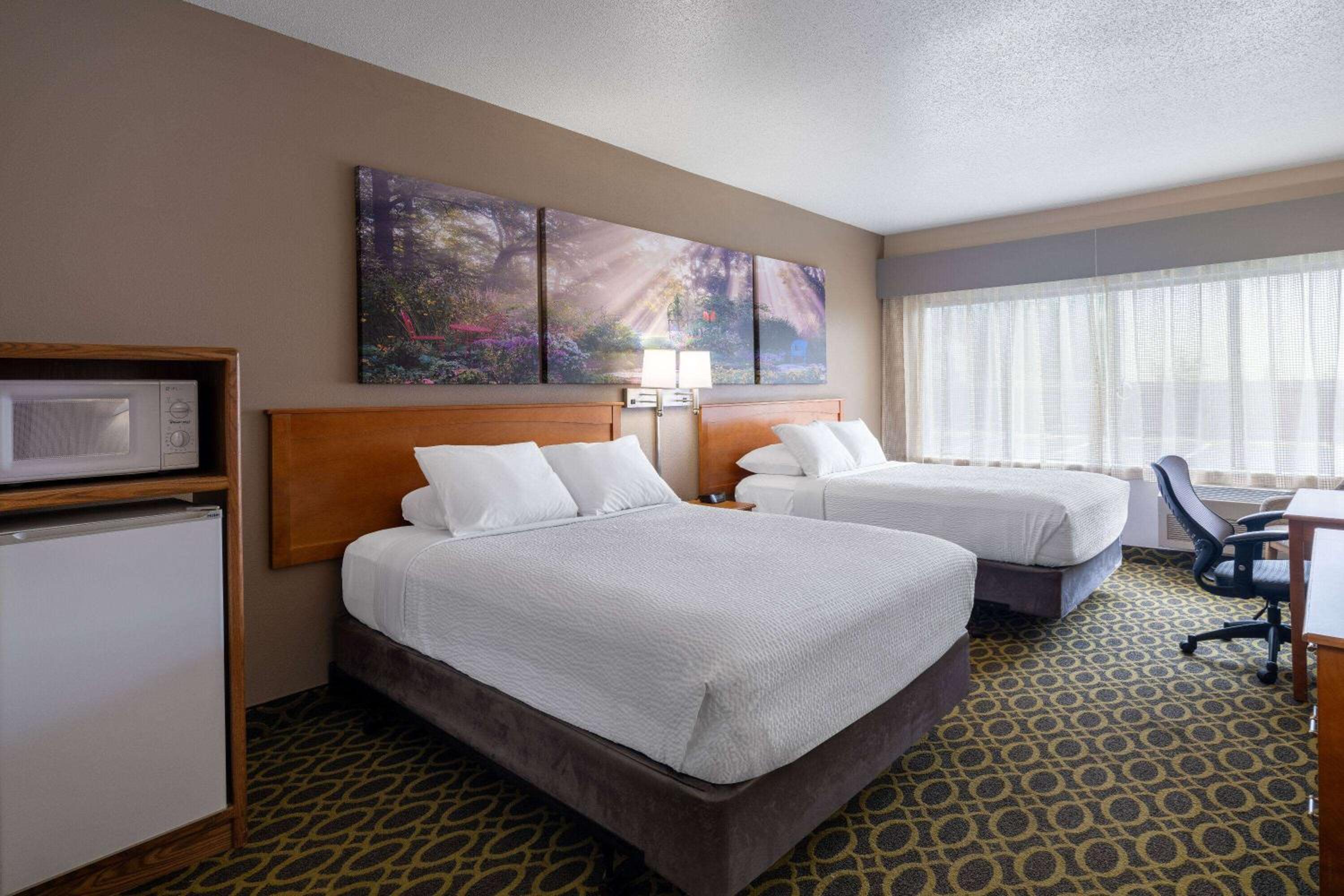 Queen Room with Two Queen Beds - Non-Smoking - Photo 3