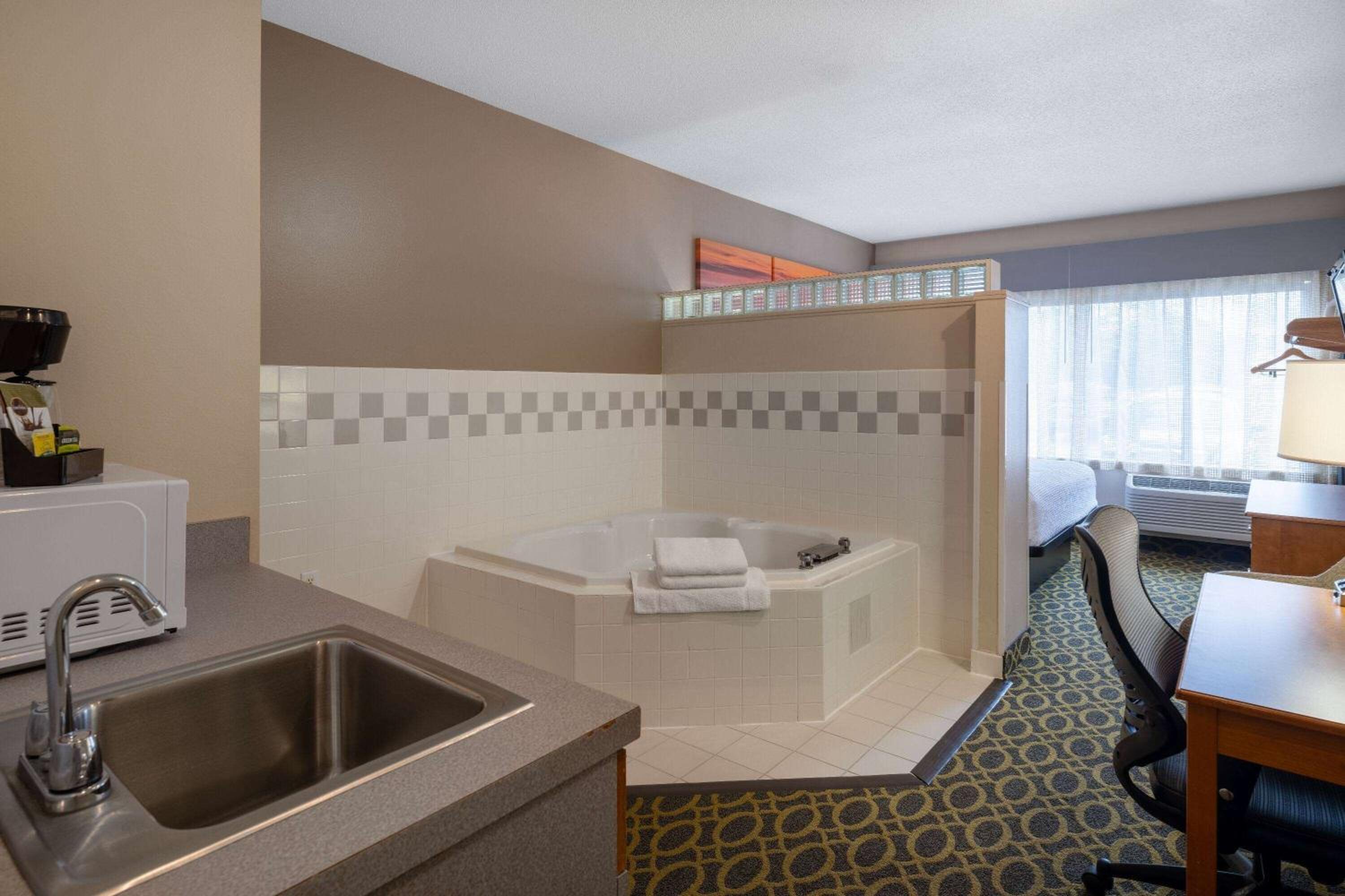 King Suite with Spa Bath - Photo 5