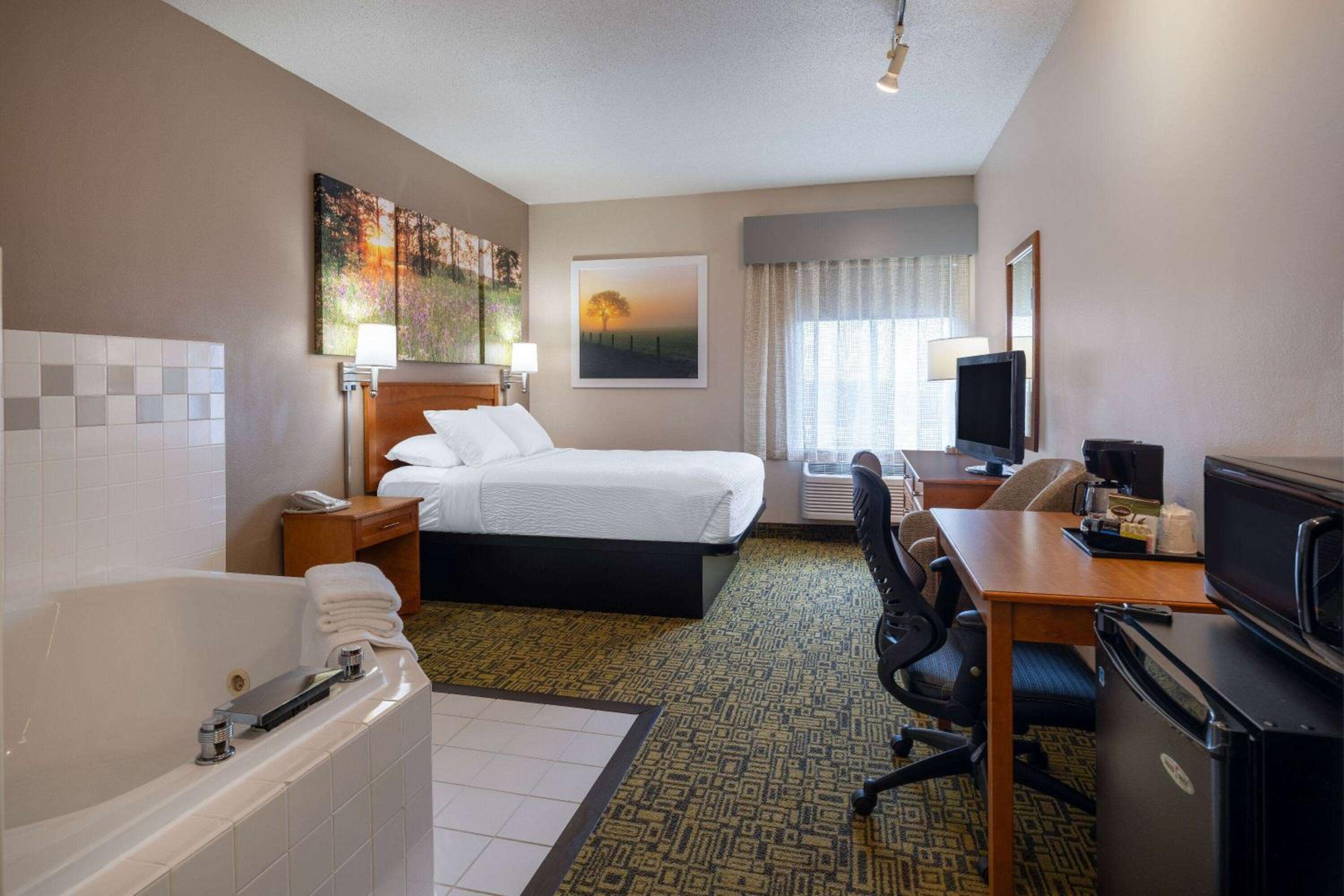 Queen Suite with Spa Bath - Photo 3