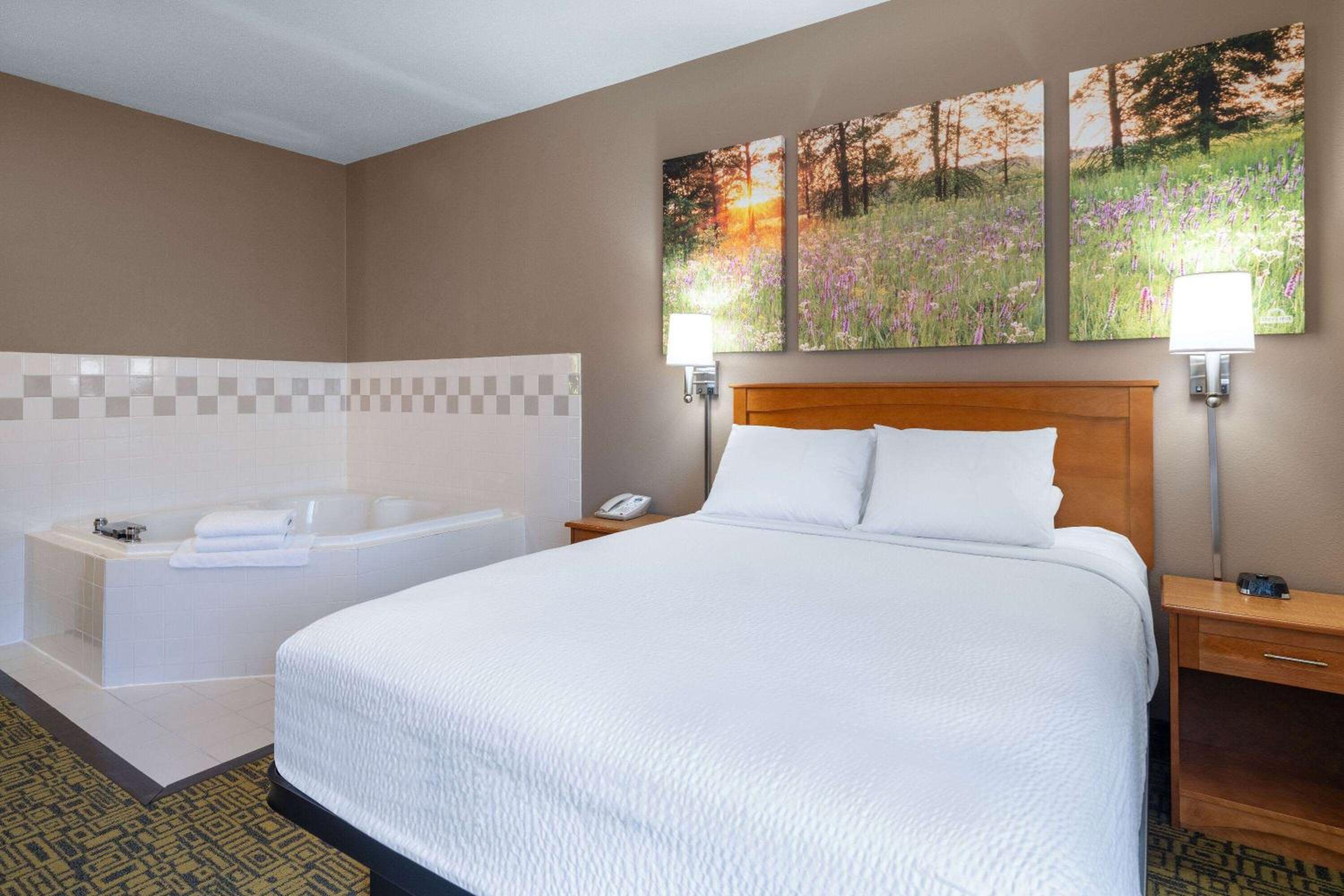Queen Suite with Spa Bath - Photo 1