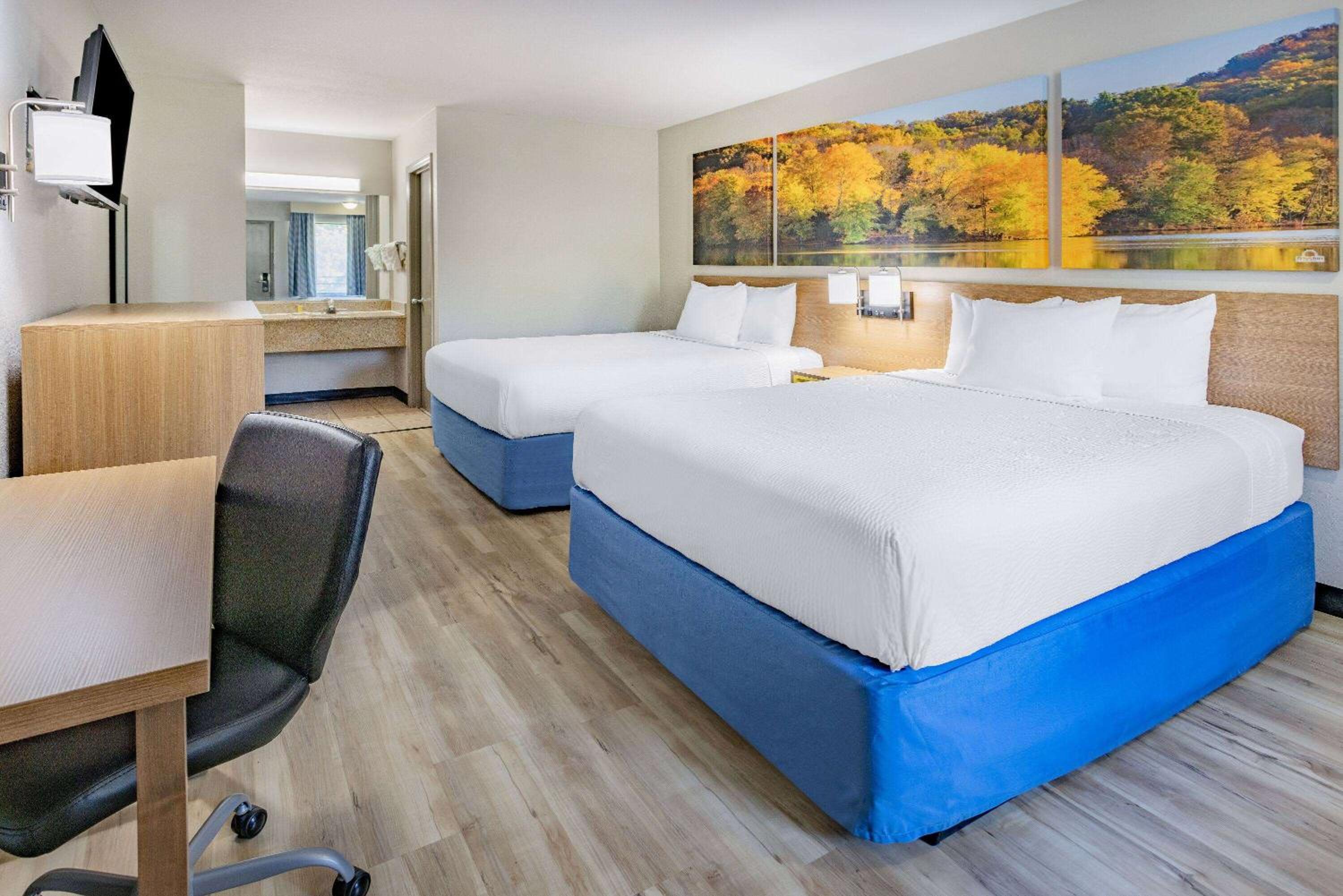 Queen Room with Two Queen Beds - Non-Smoking - Photo 1