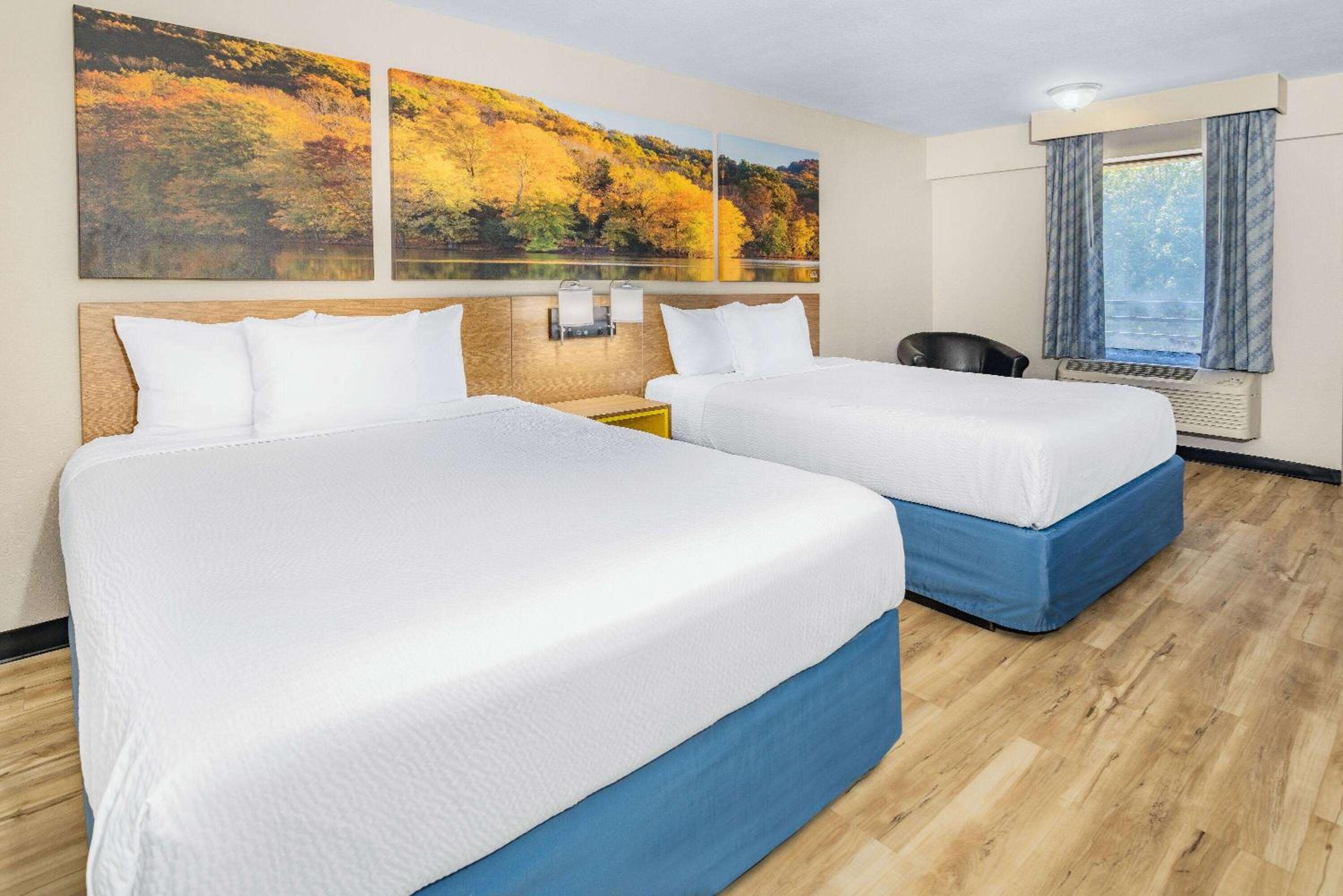 Queen Room with Two Queen Beds and Bath Tub - Mobility Accessible/Non-Smoking photo 1