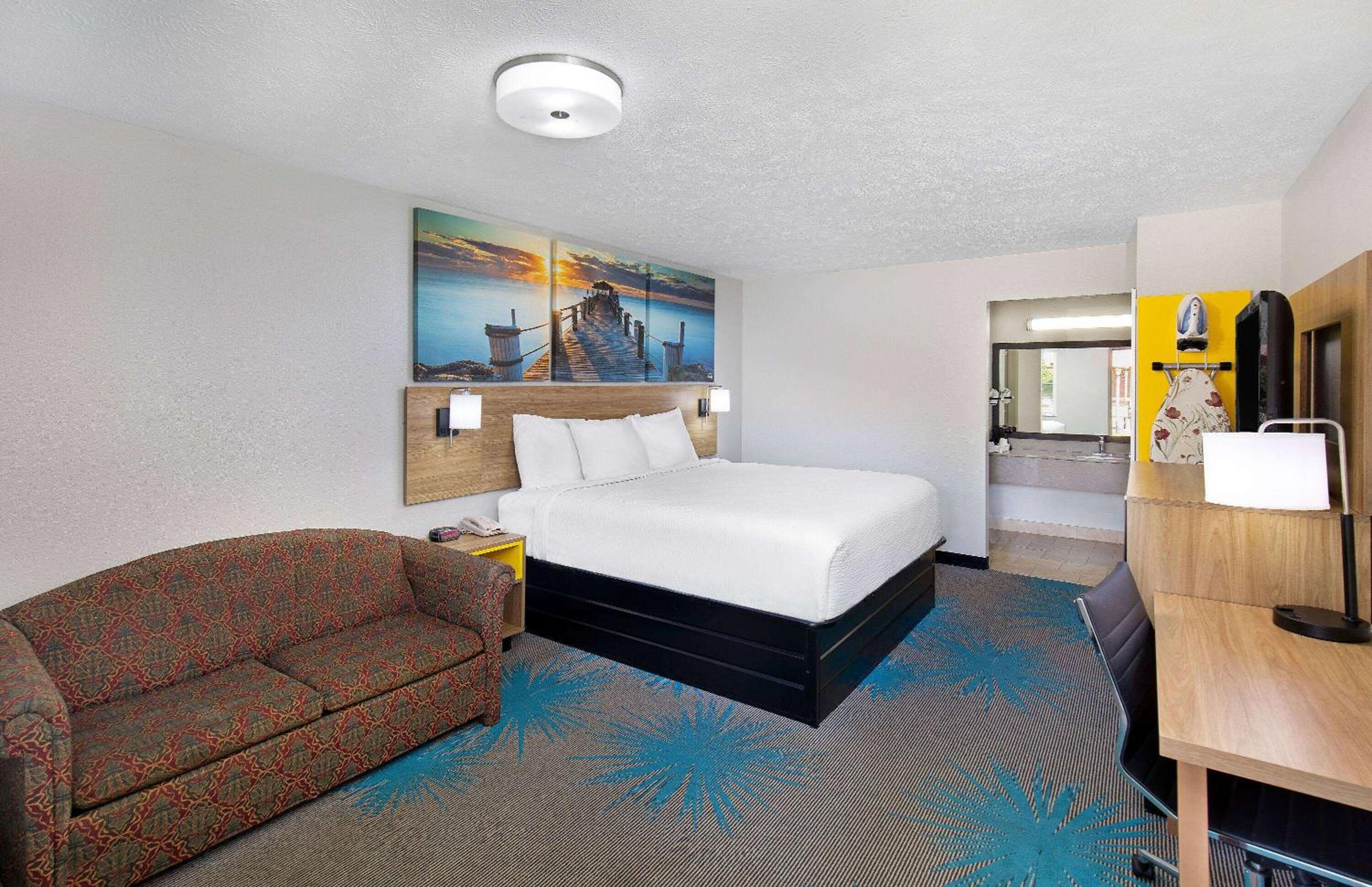 Room with King Bed, Non-Smoking - Photo 1