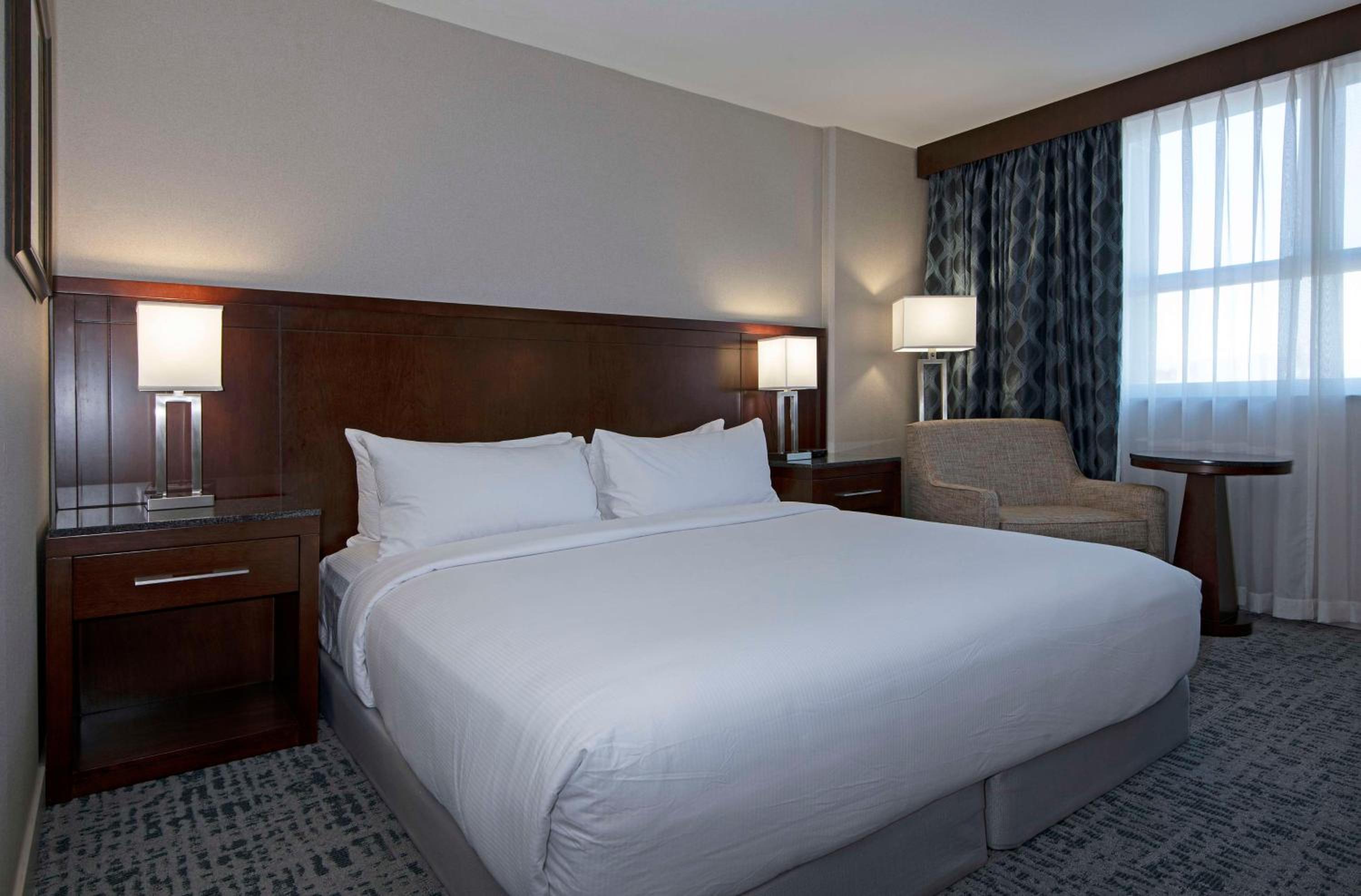 King Room with Roll-in Shower - Mobility and Hearing Accessible/Non-Smoking - Photo 1
