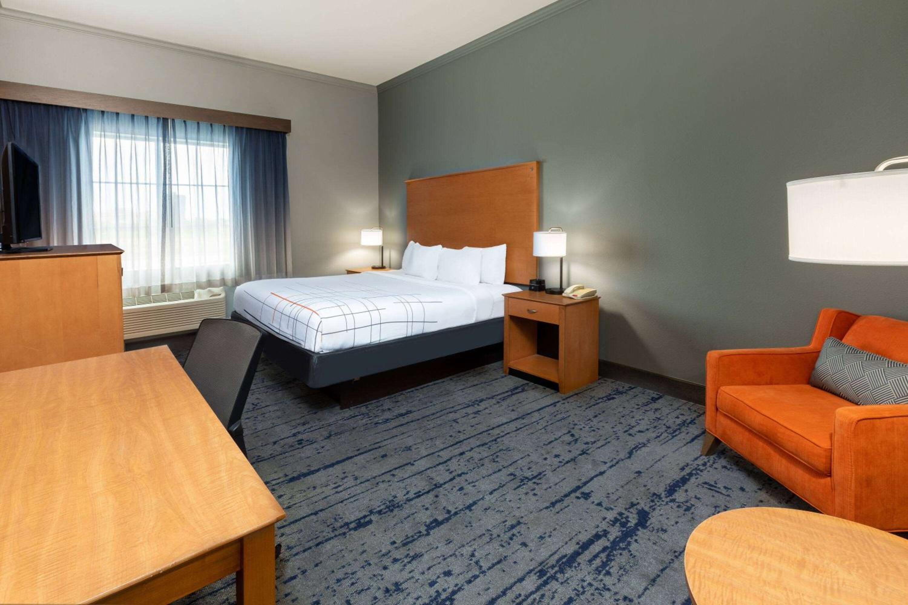 Deluxe King Room - Non-Smoking - Photo 1
