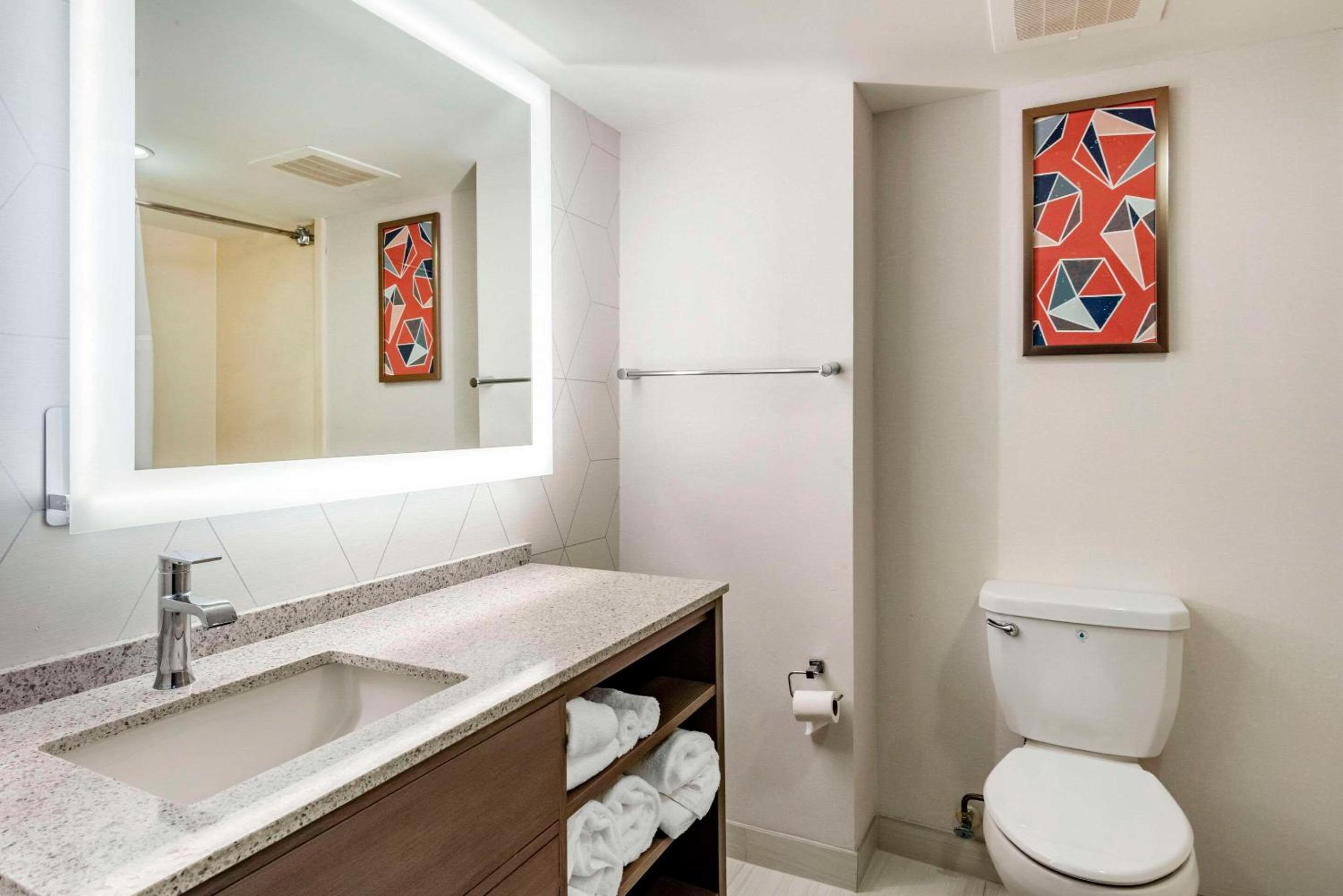 King Suite - Non-Smoking - Photo 7