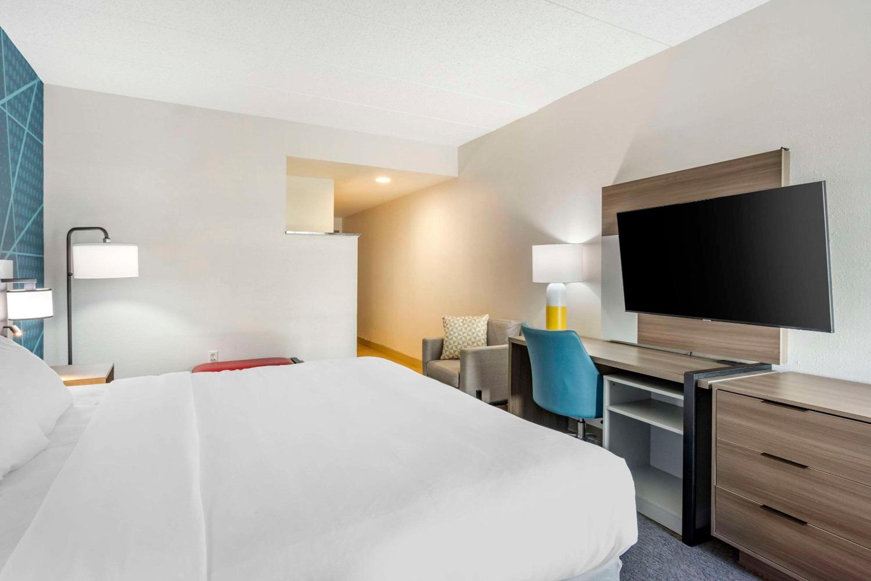 King Room - Non-Smoking - Photo 3