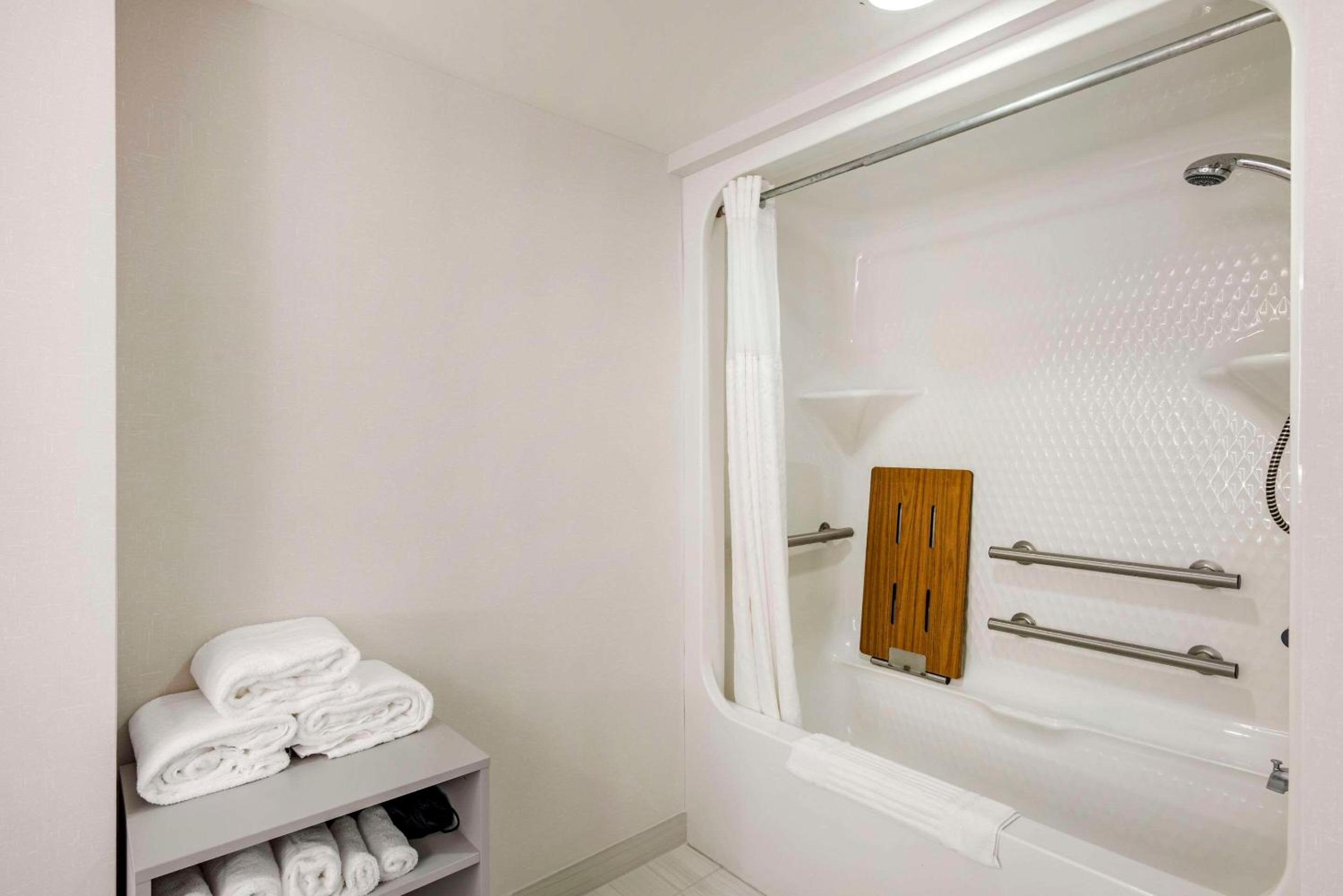 Queen Suite - Disability Access/Non-Smoking - Photo 7