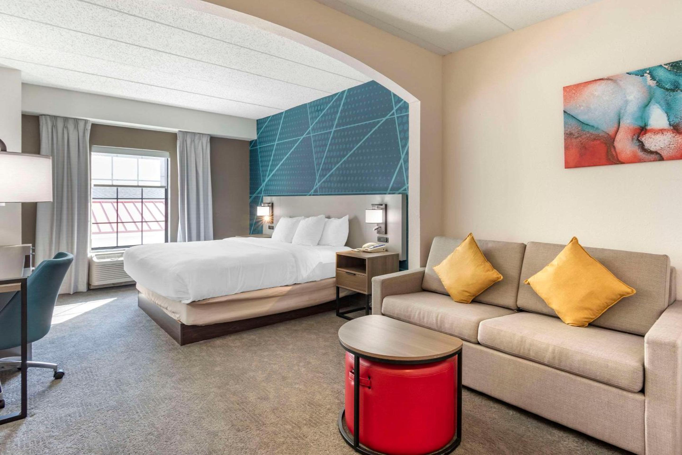 Queen Suite - Disability Access/Non-Smoking - Photo 1