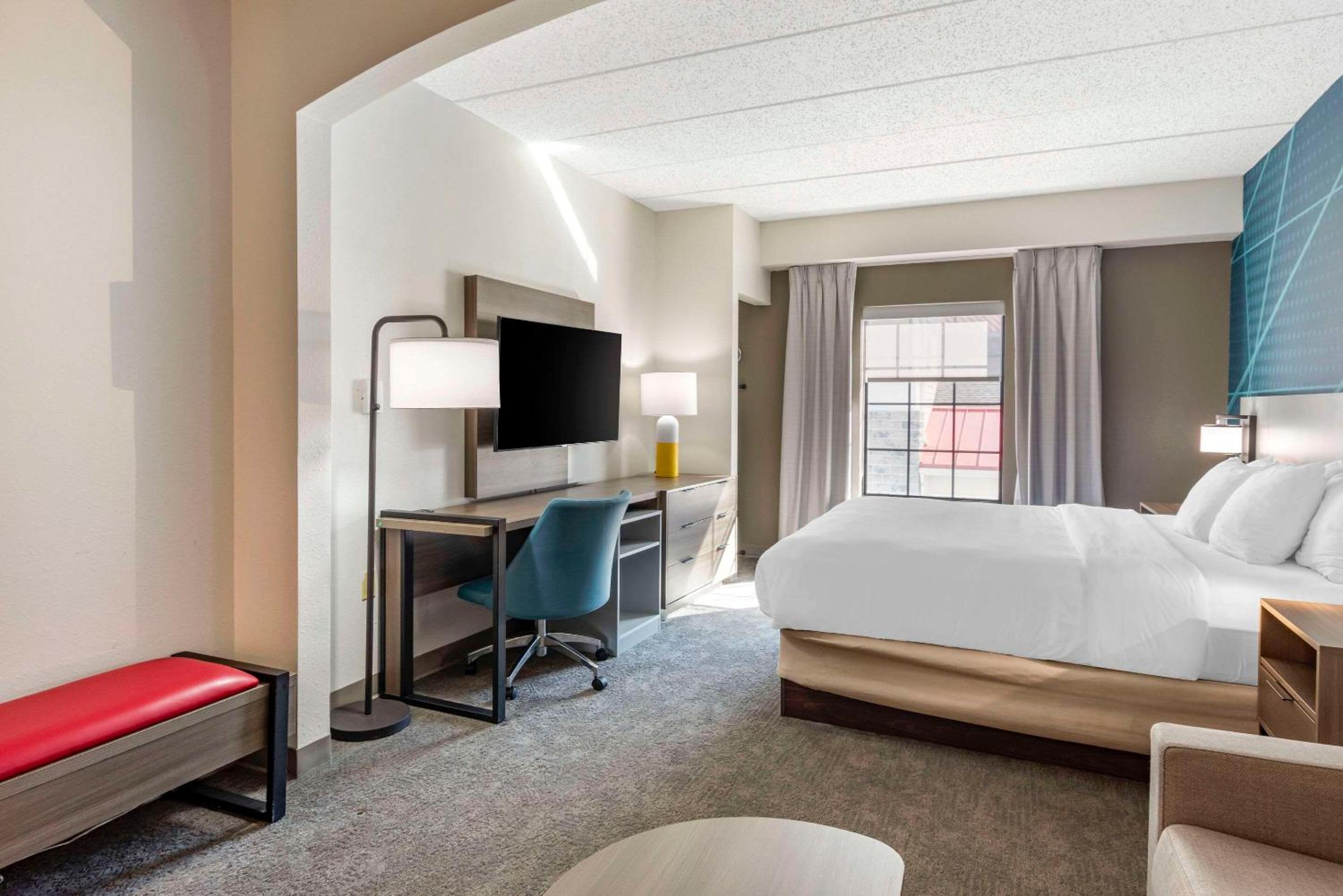 Queen Suite - Disability Access/Non-Smoking - Photo 4