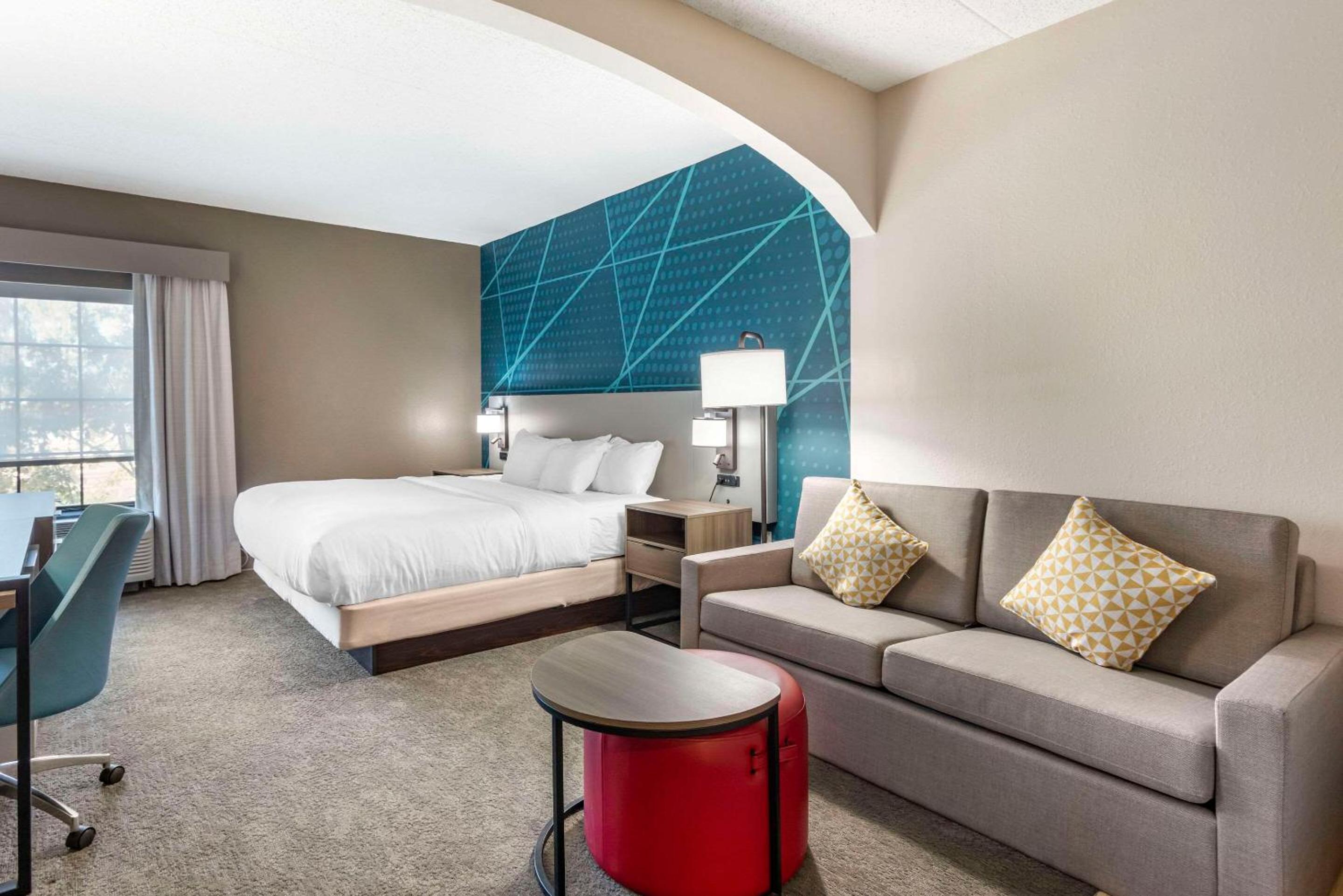 Queen Suite - Disability Access/Non-Smoking - Photo 6