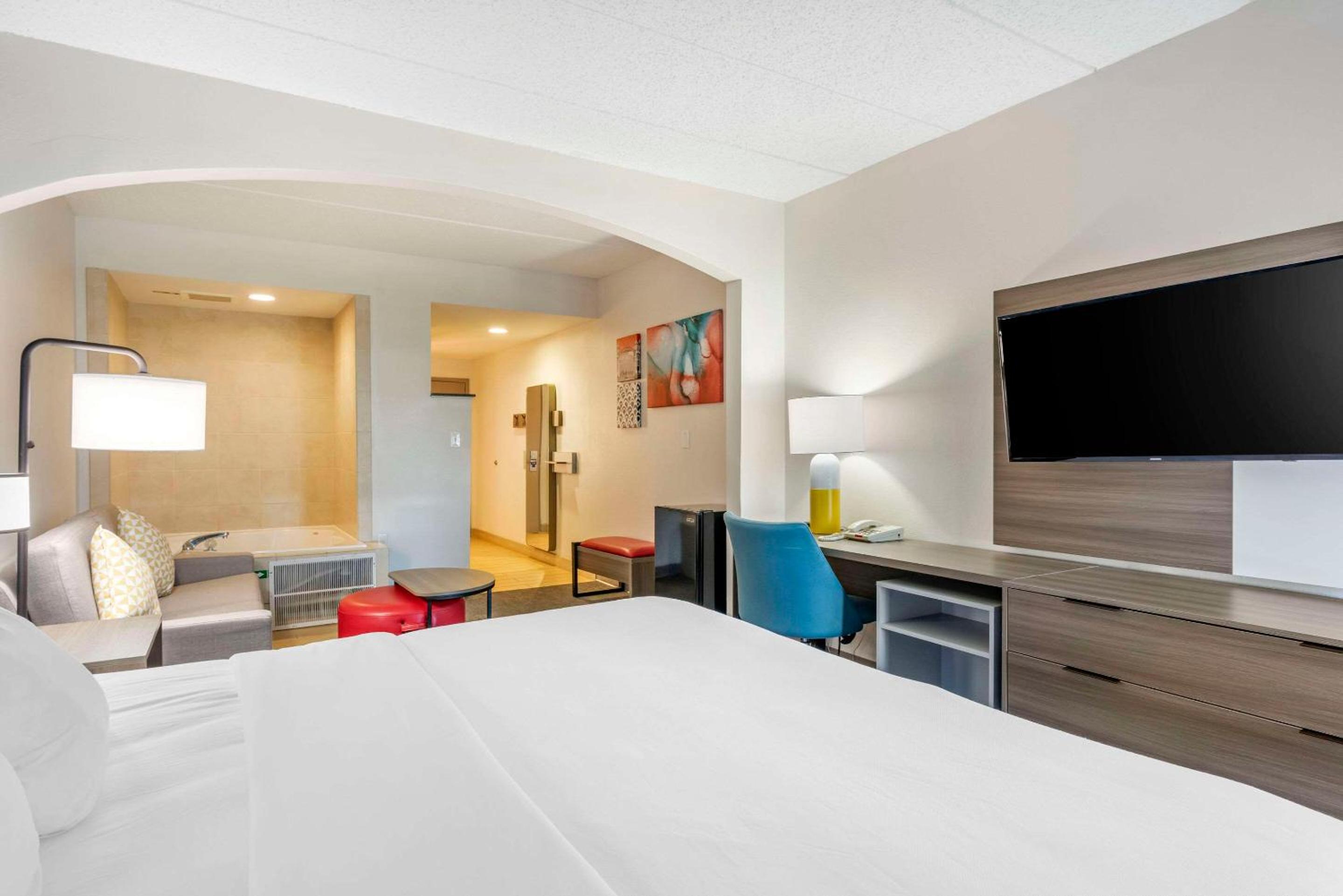 King Suite with Whirlpool - Non-Smoking - Photo 8