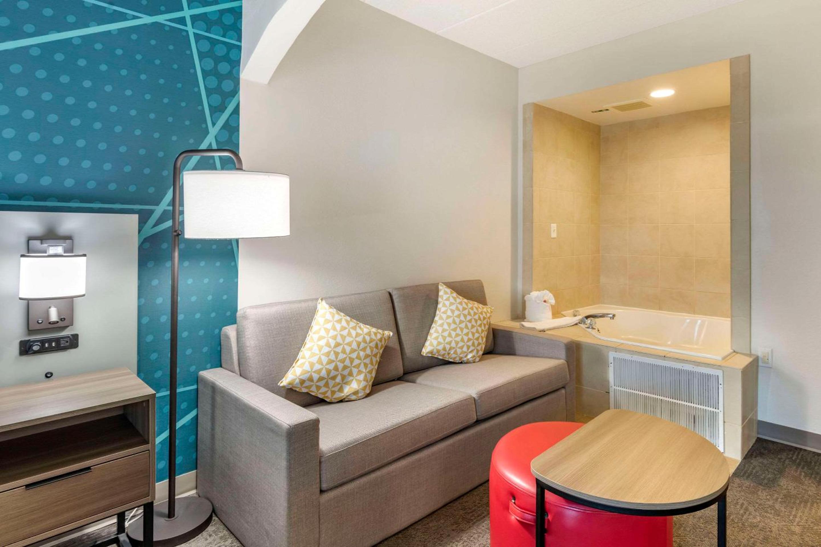 King Suite with Whirlpool - Non-Smoking - Photo 9