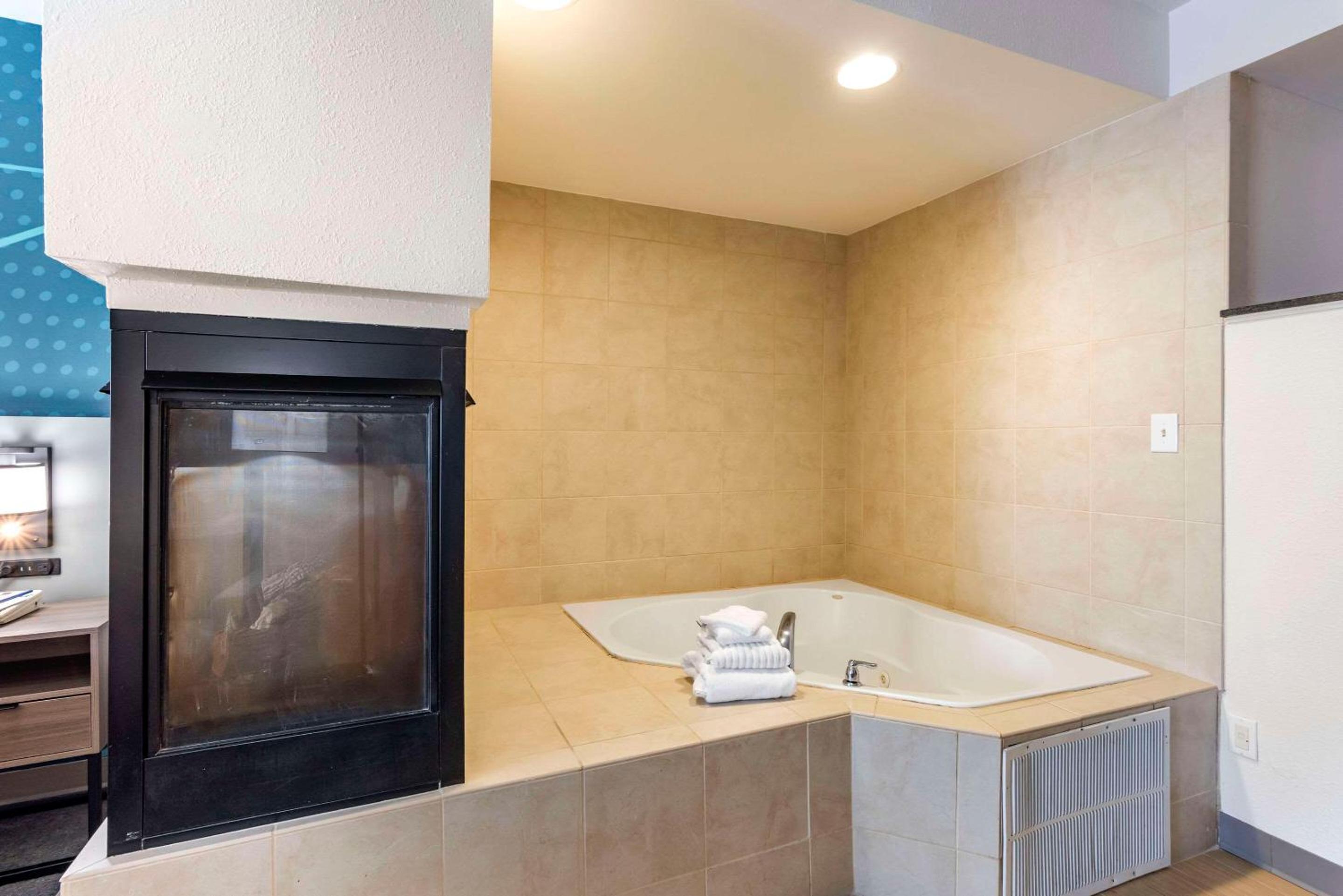 King Suite with Whirlpool - Non-Smoking - Photo 11