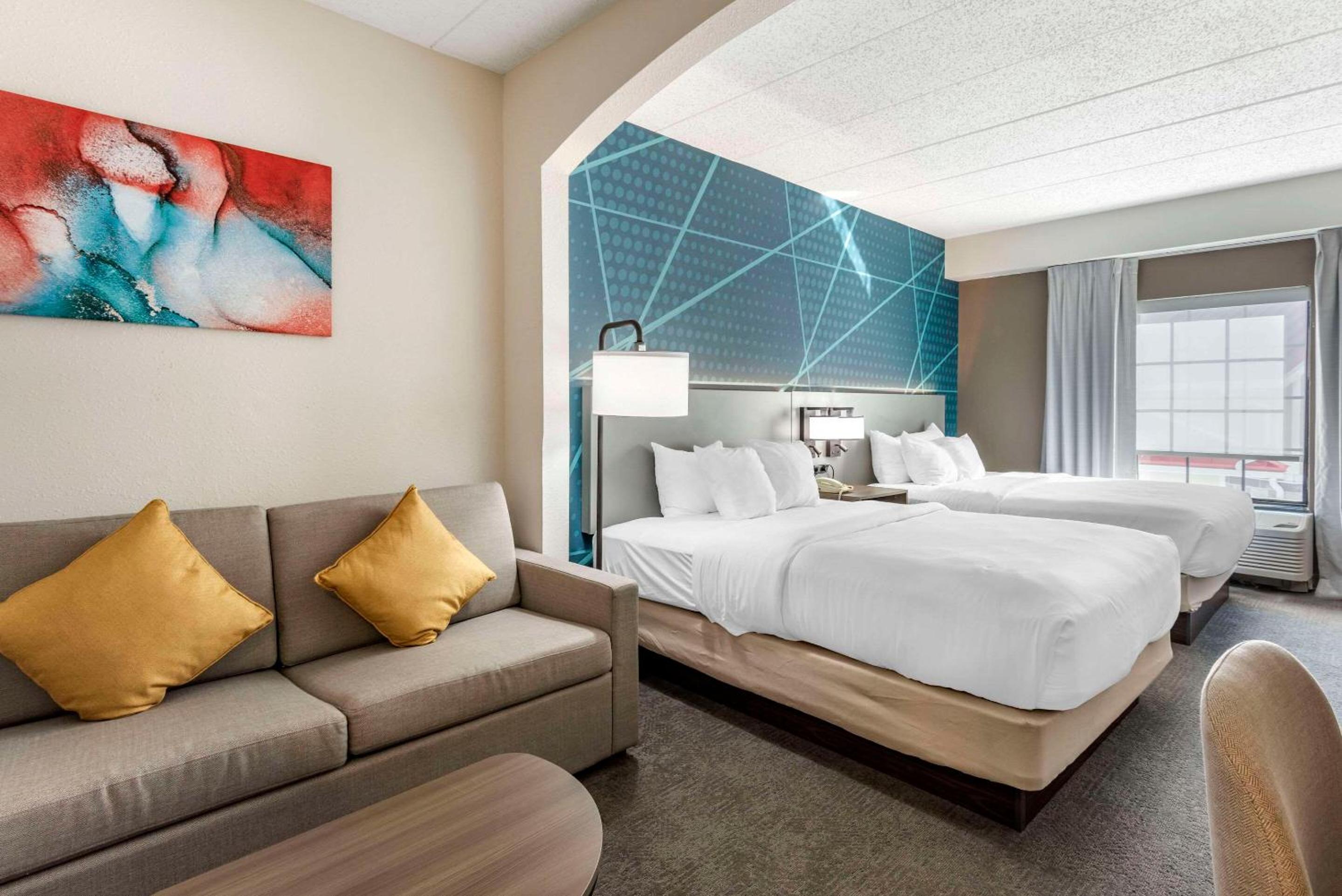 Queen Suite with Two Queen Beds - Non-Smoking - Photo 2