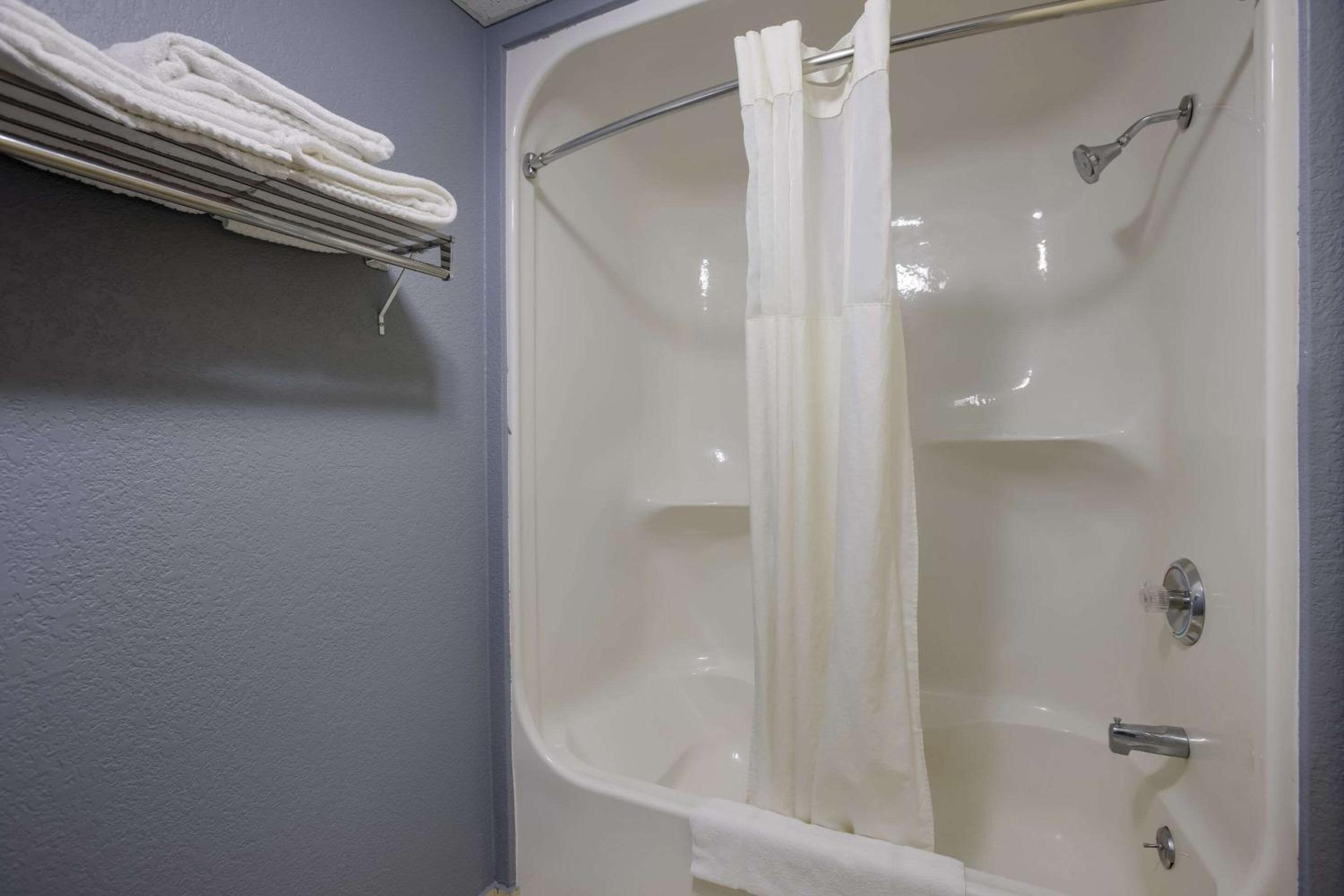 King Room - Non-Smoking/Non-Pet Friendly - Photo 5