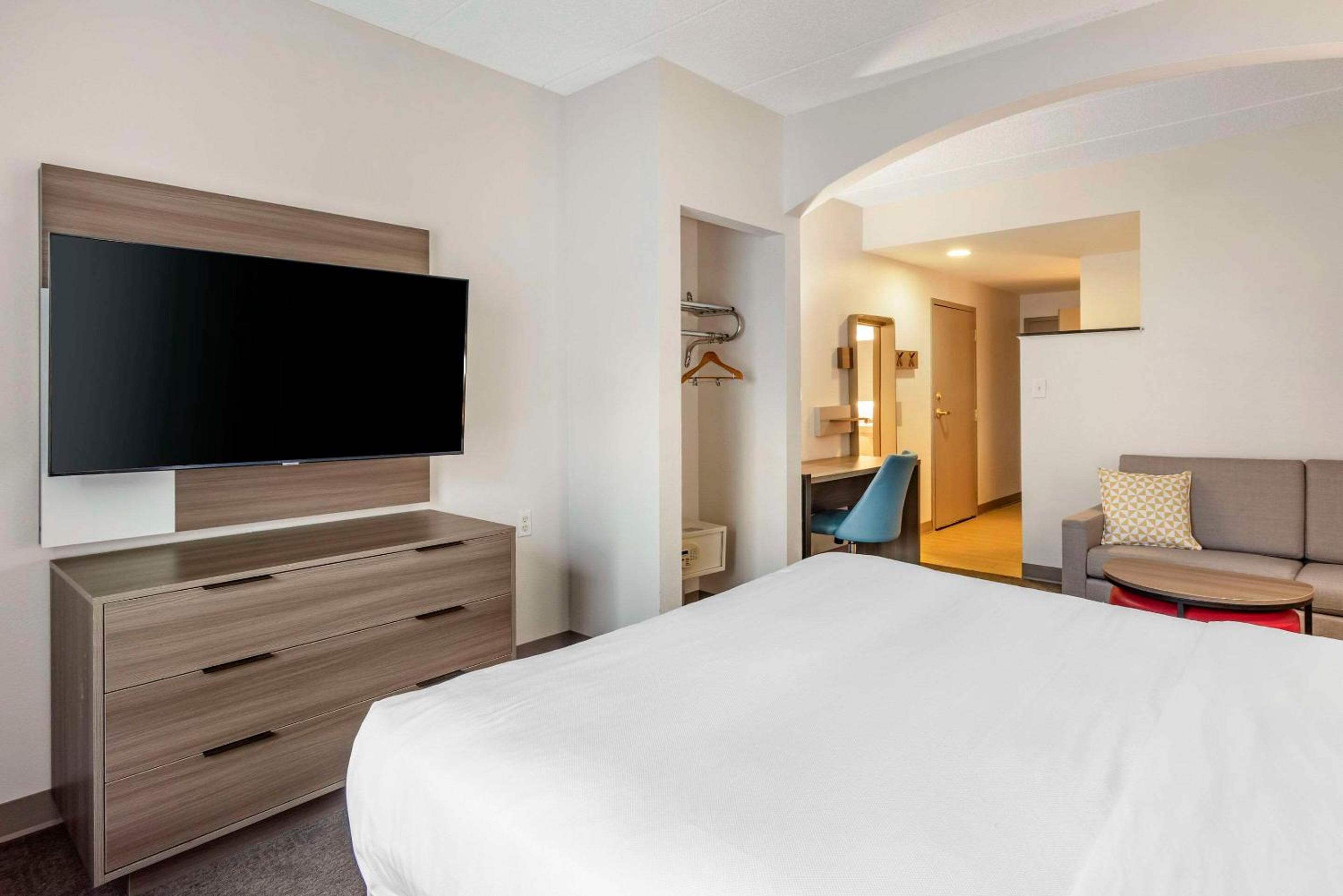Queen Suite - Disability Access/Non-Smoking - Photo 3