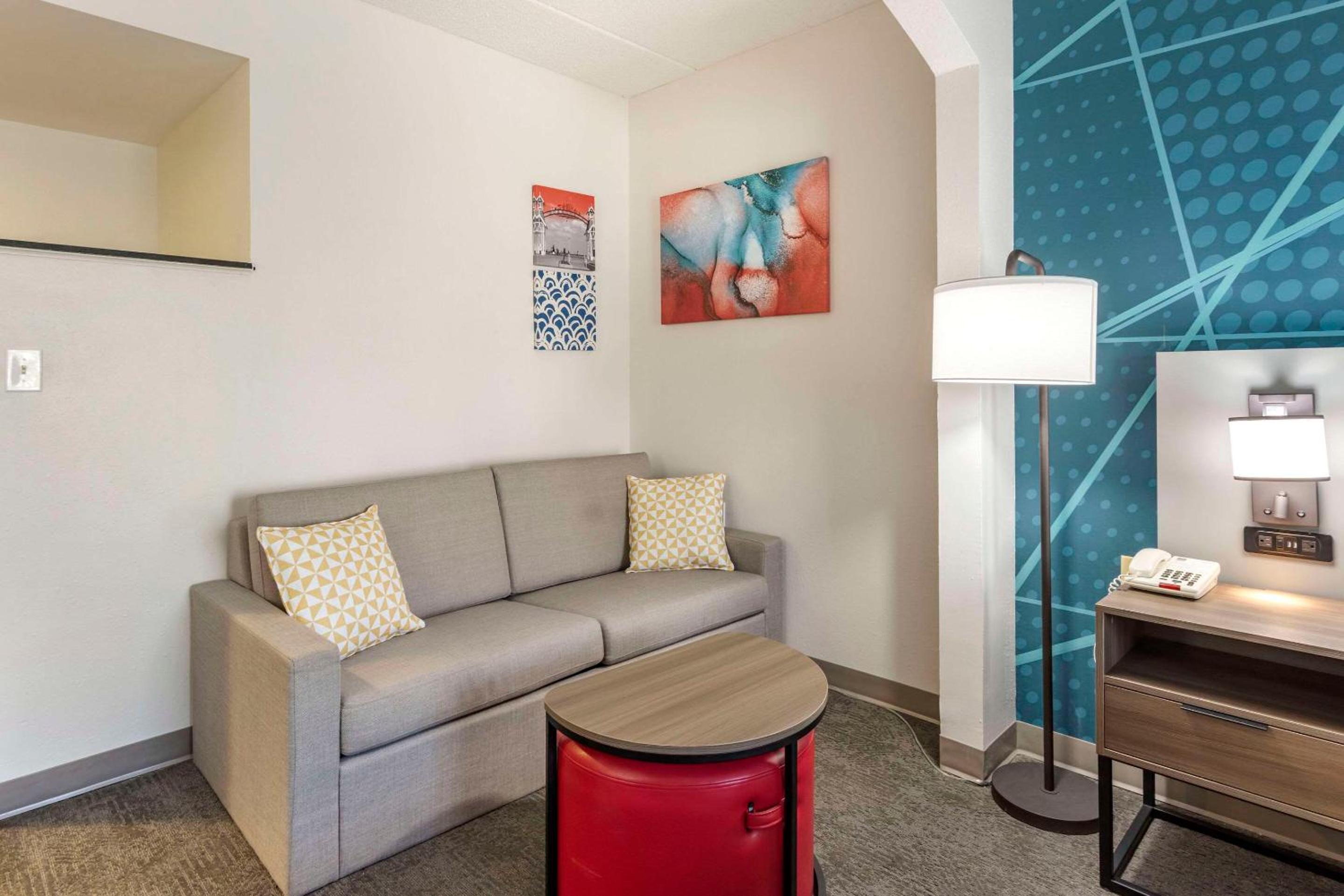 Queen Suite - Disability Access/Non-Smoking - Photo 8