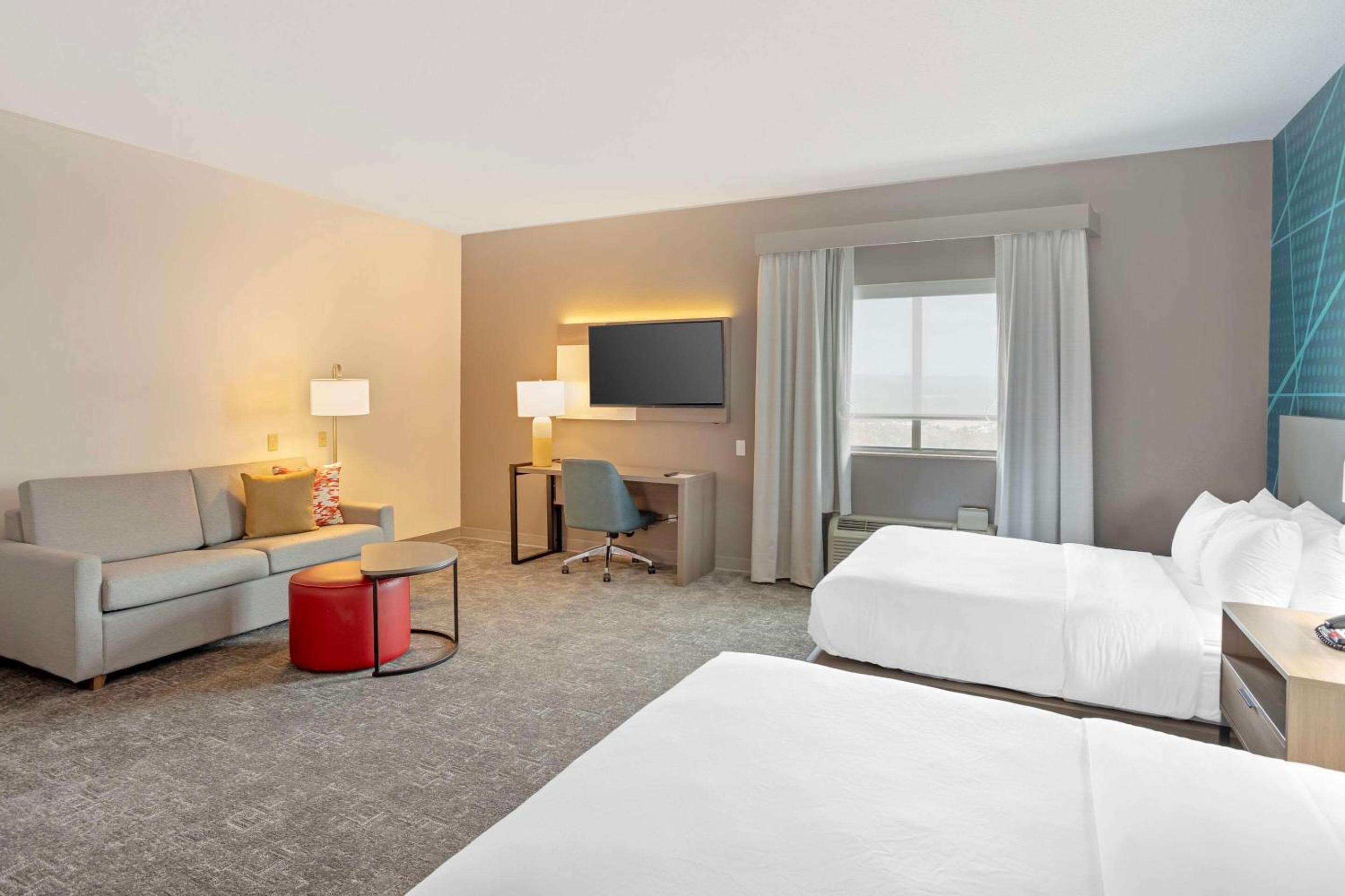 Queen Suite with Two Queen Beds - Non-Smoking photo 2