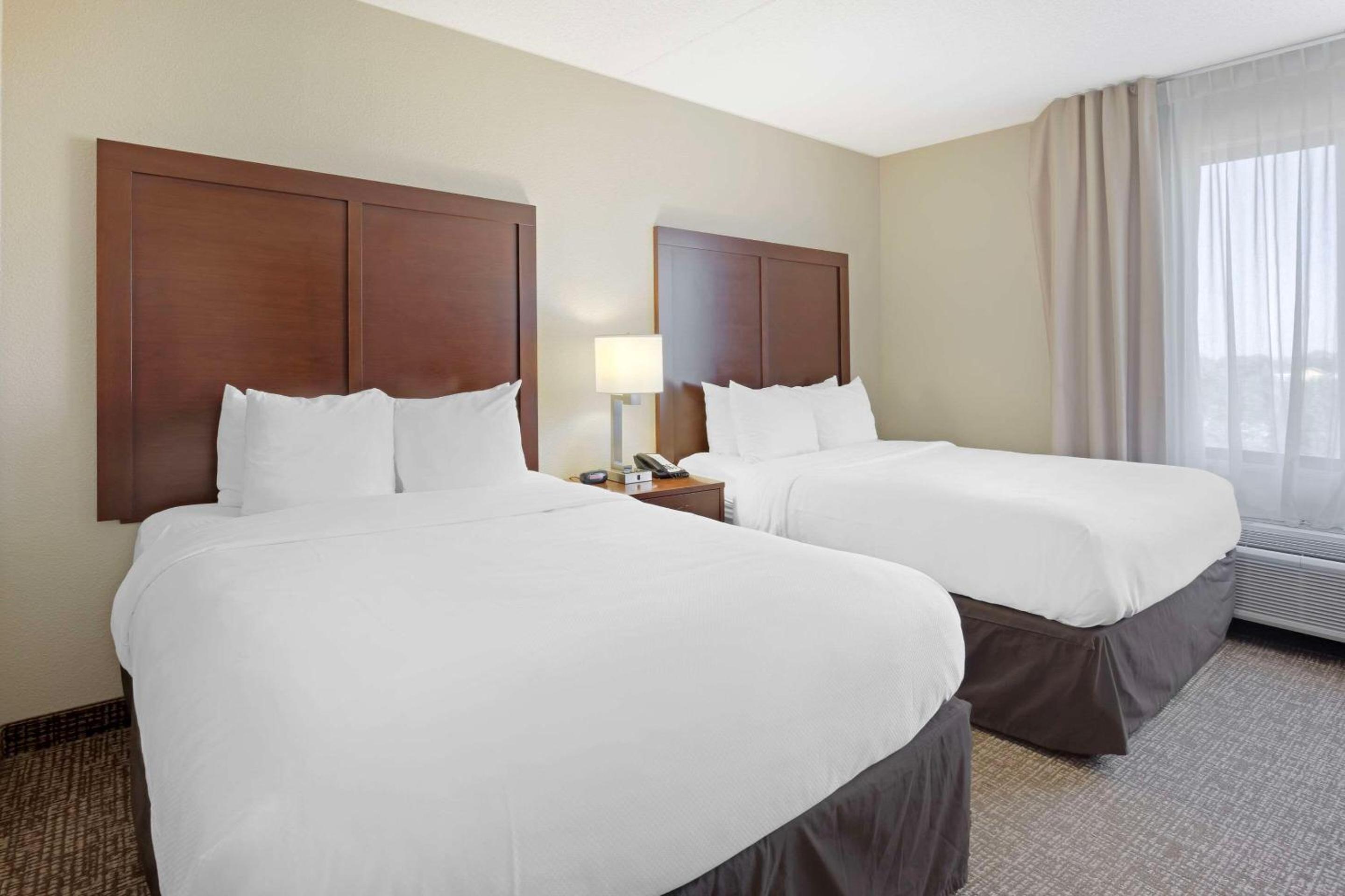 Queen Room with Two Queen Beds - Non-Smoking - Photo 1