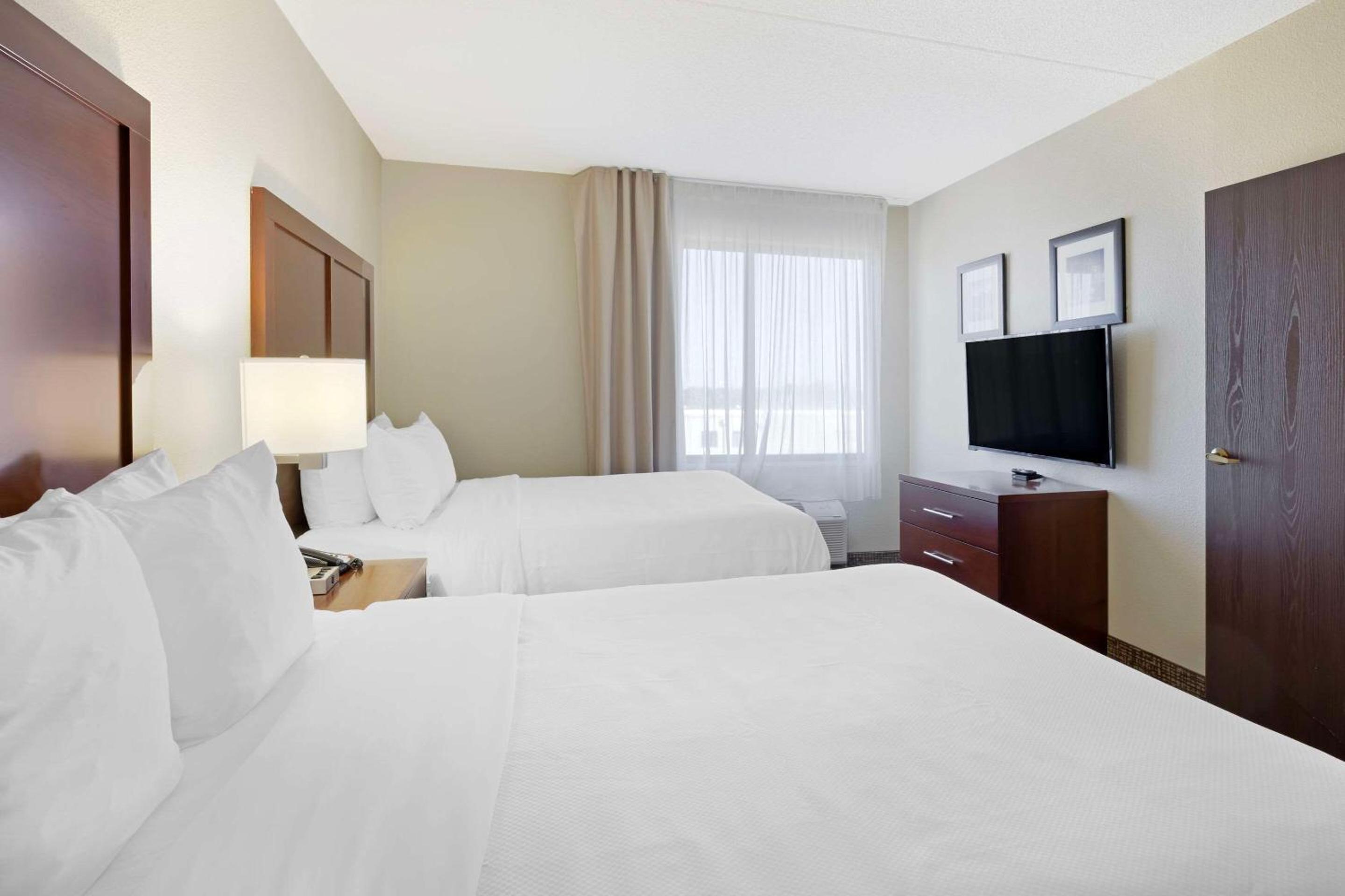 Queen Room with Two Queen Beds - Non-Smoking - Photo 3