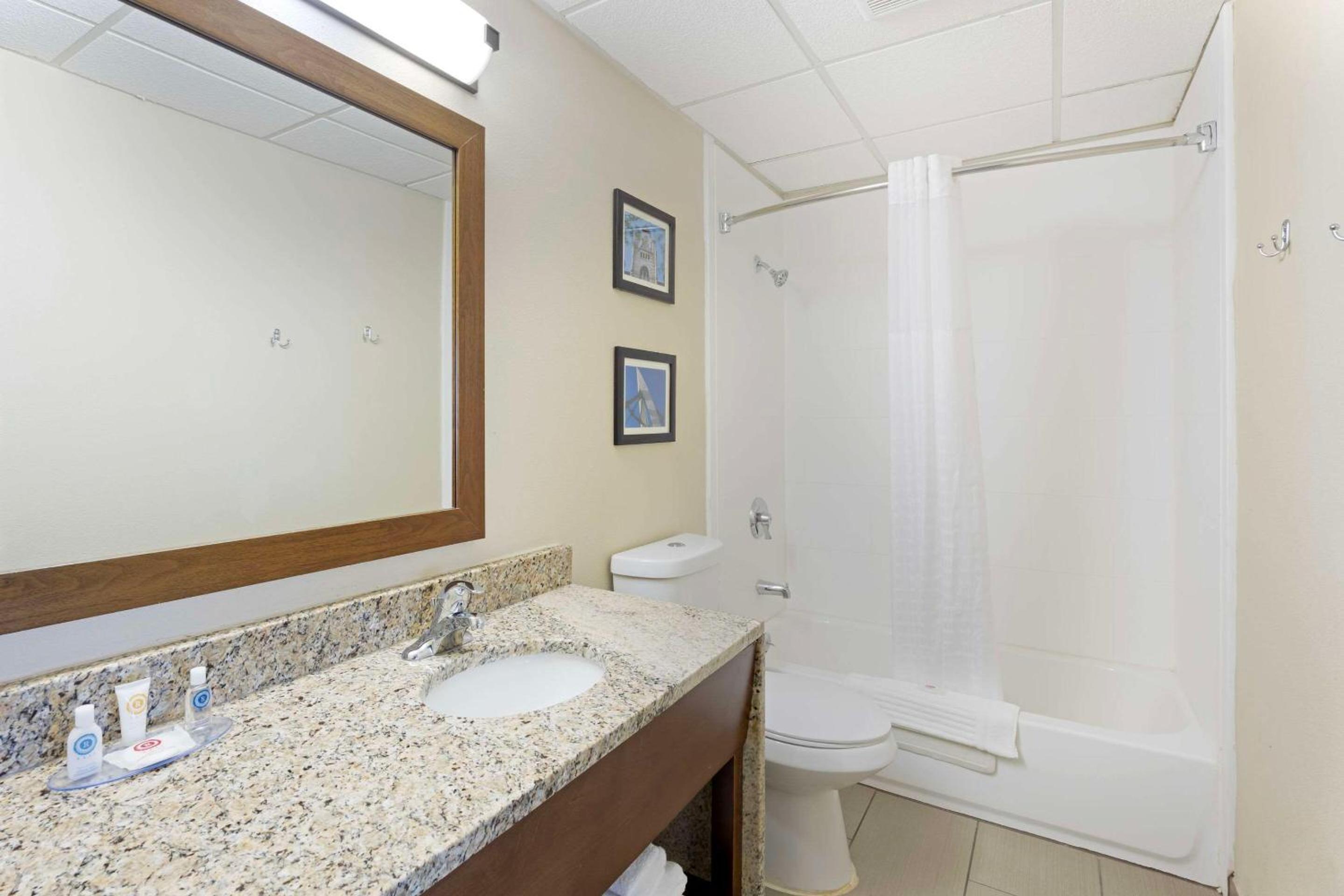 Queen Room with Two Queen Beds - Non-Smoking - Photo 4