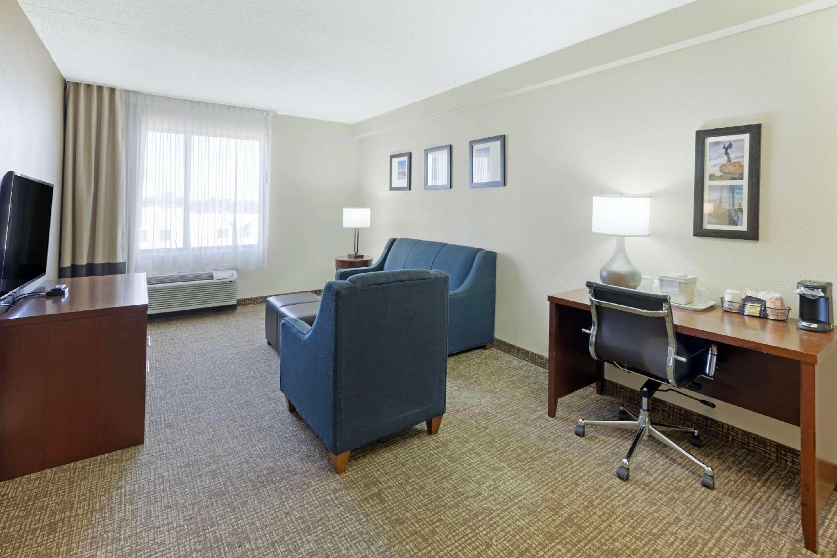 Queen Room with Two Queen Beds - Non-Smoking - Photo 2