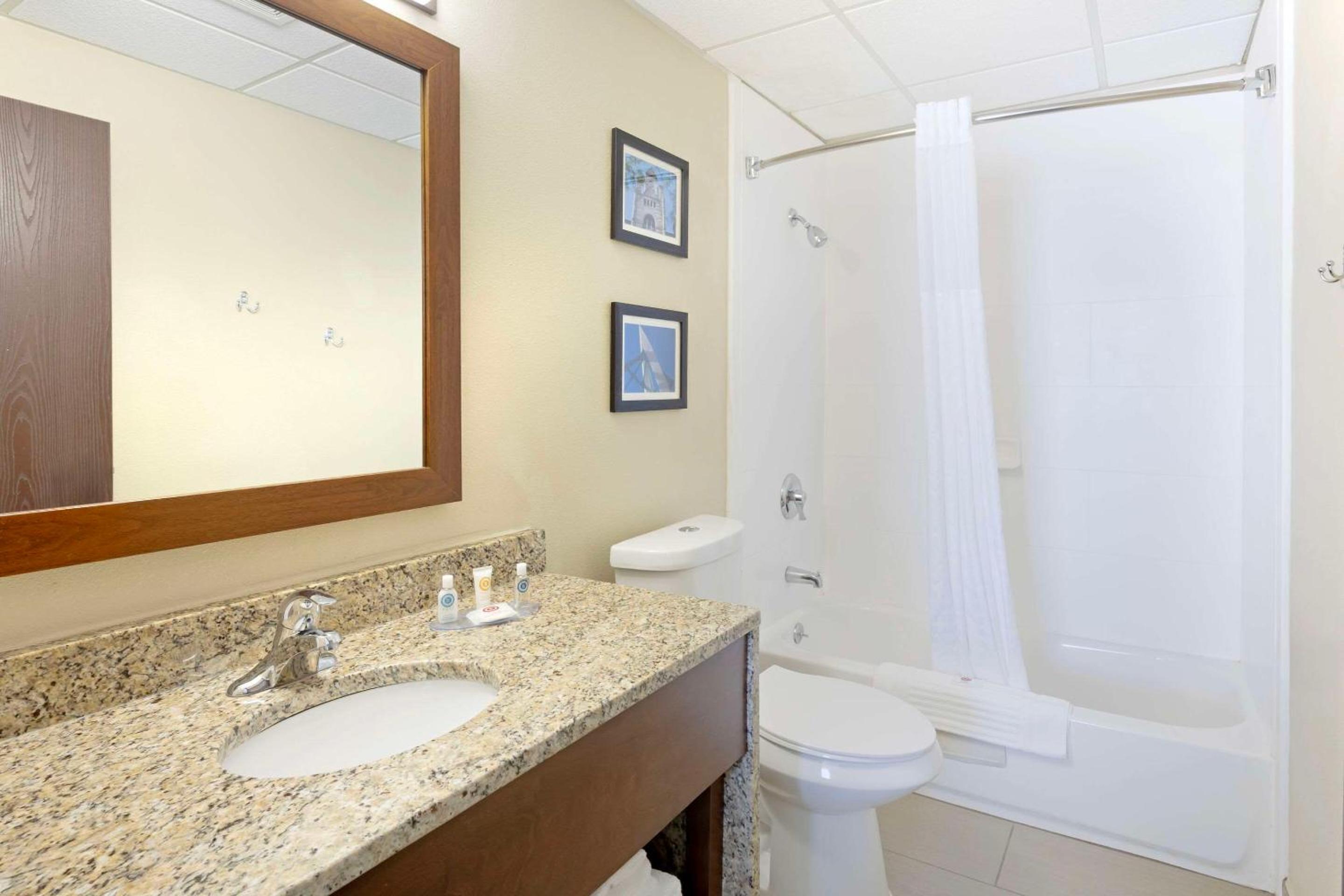 Queen Suite with Two Queen Beds - Non-Smoking - Photo 4
