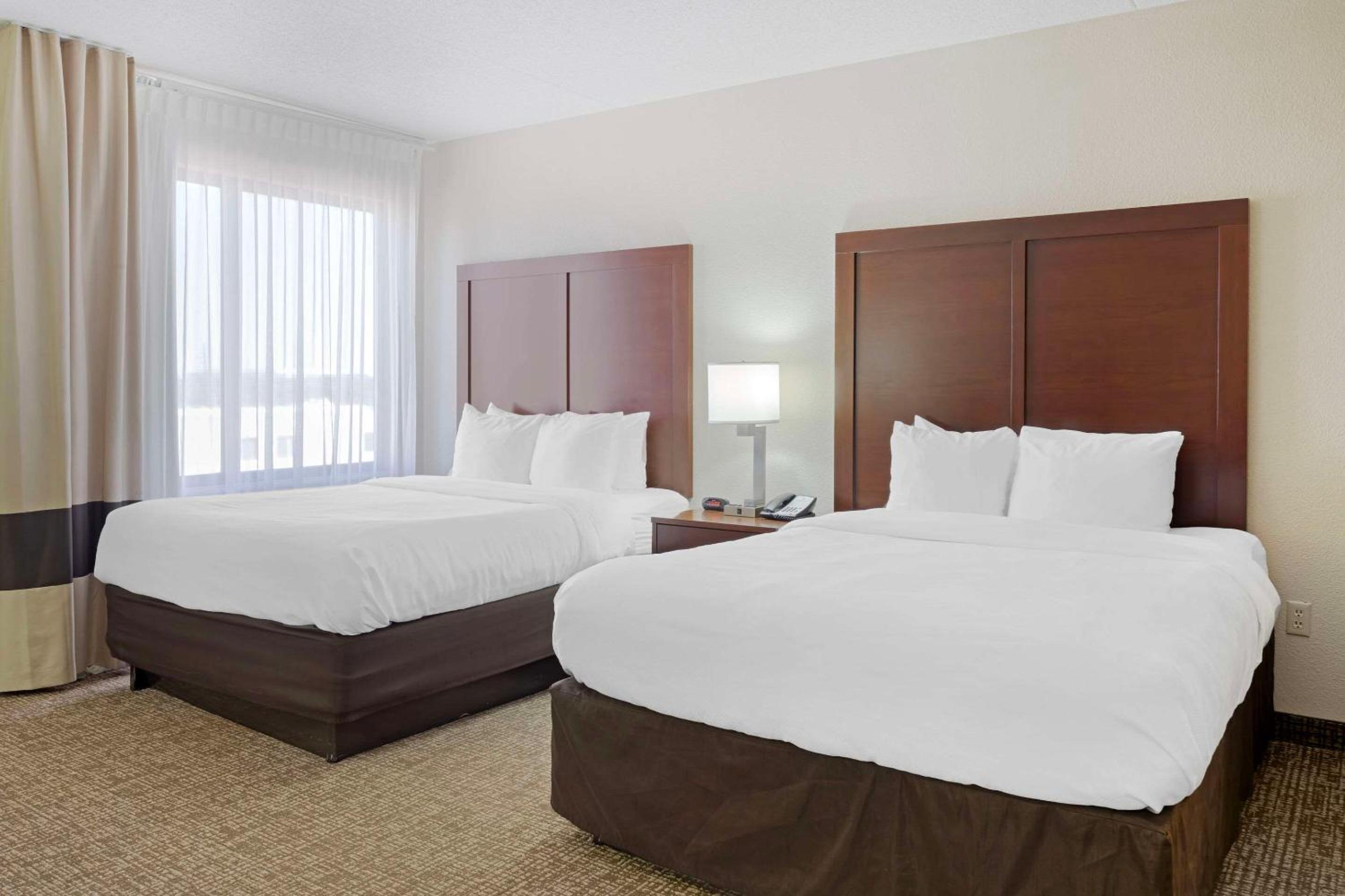 Queen Suite with Two Queen Beds - Non-Smoking - Photo 3