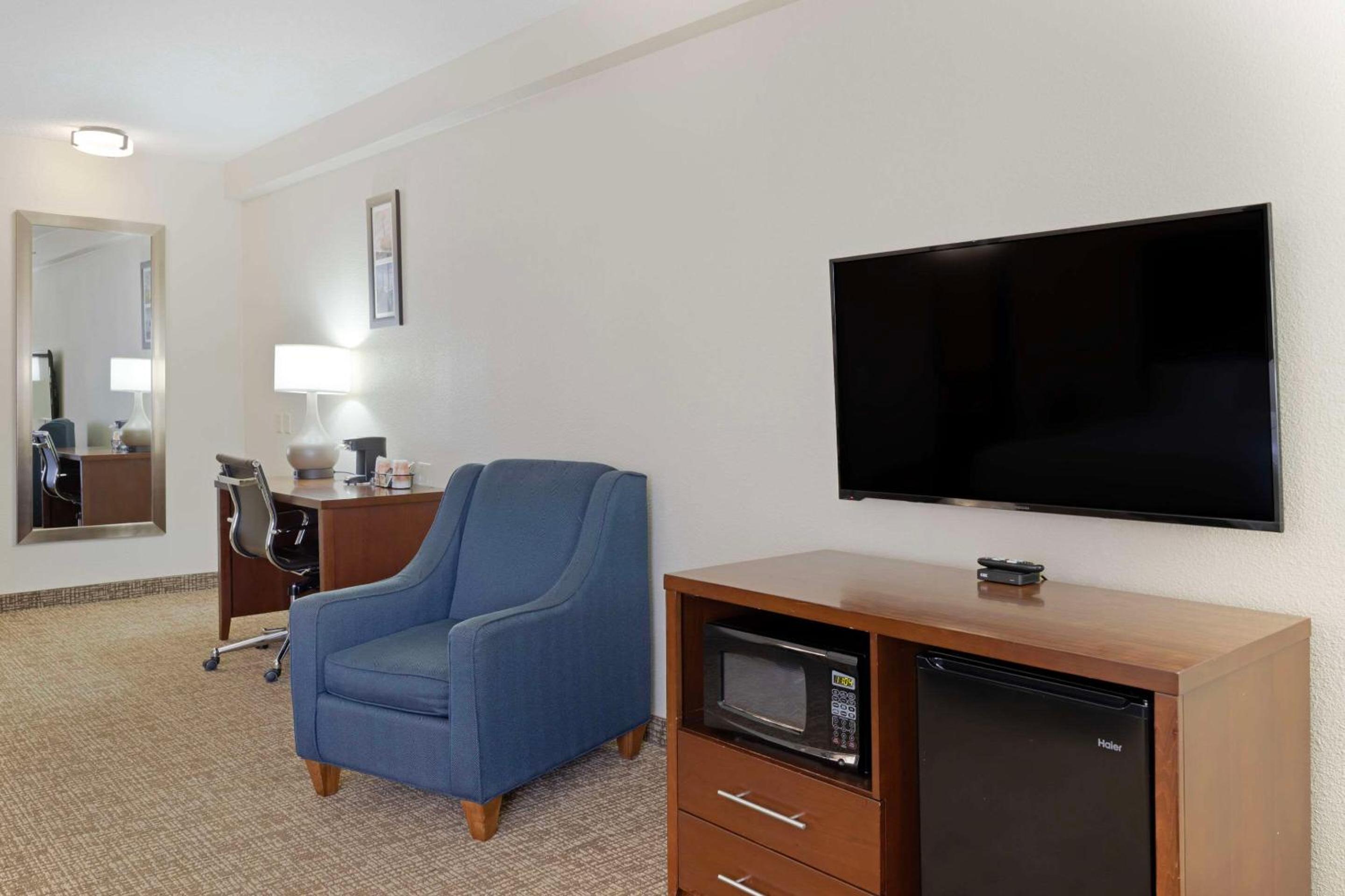 Queen Suite with Two Queen Beds - Non-Smoking - Photo 2