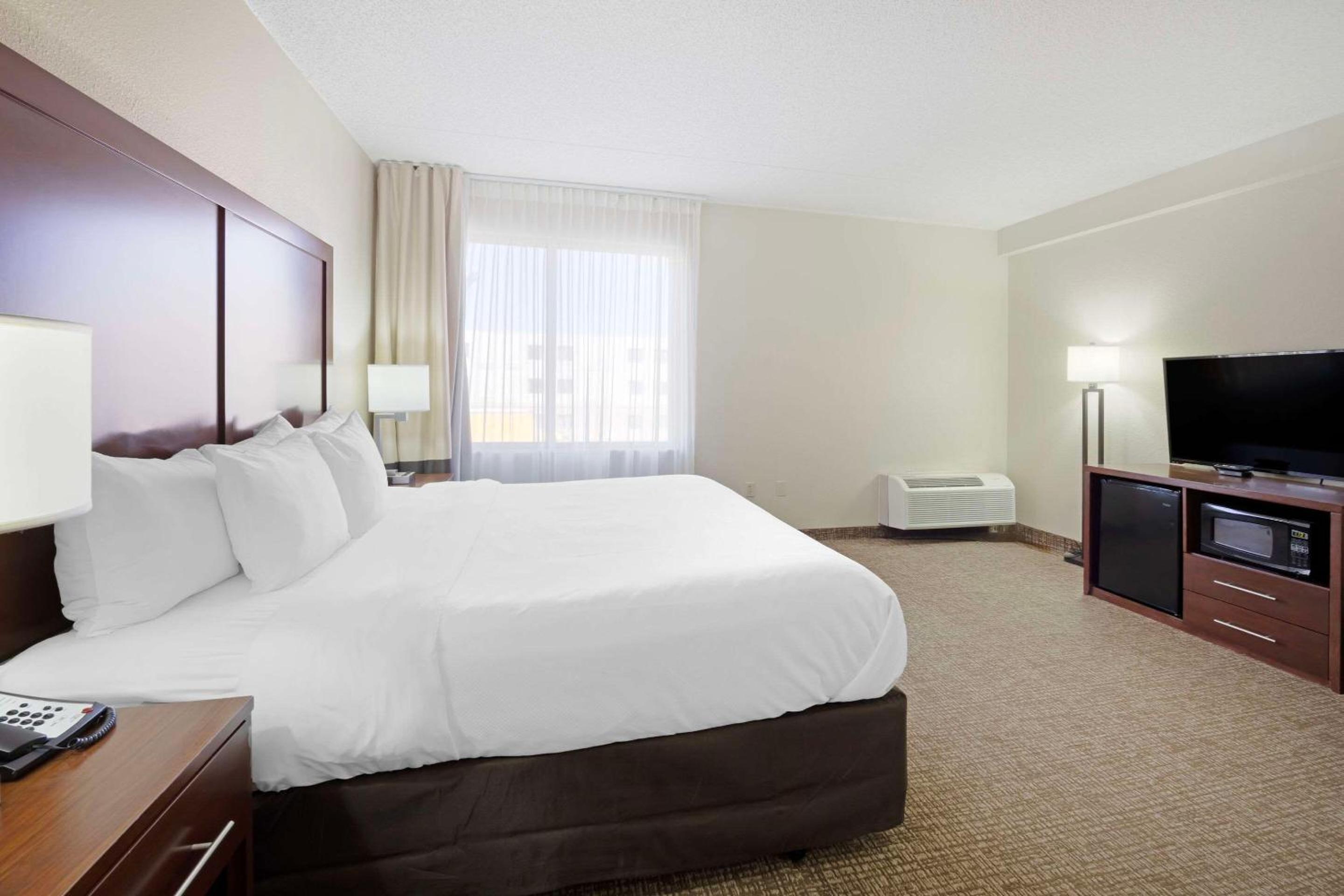 King Suite - Non-Smoking - Photo 1