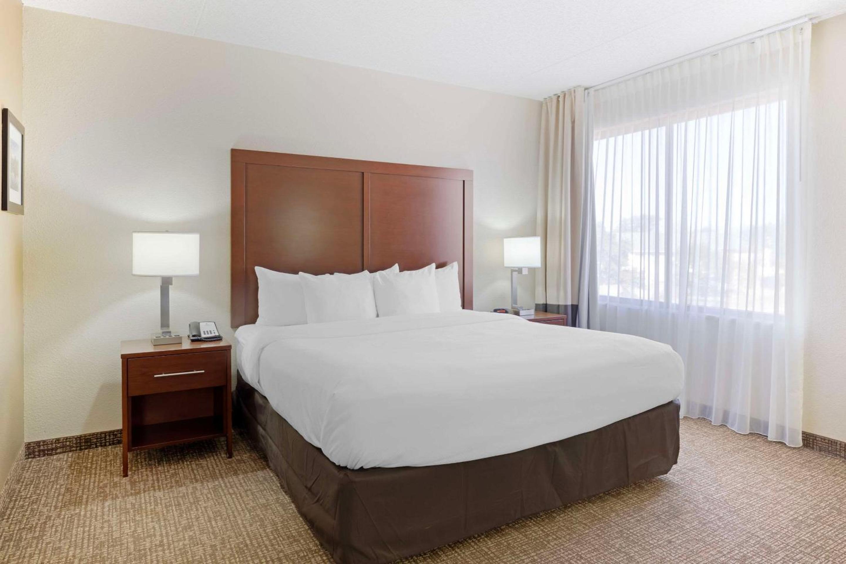 King Suite - Non-Smoking - Photo 2
