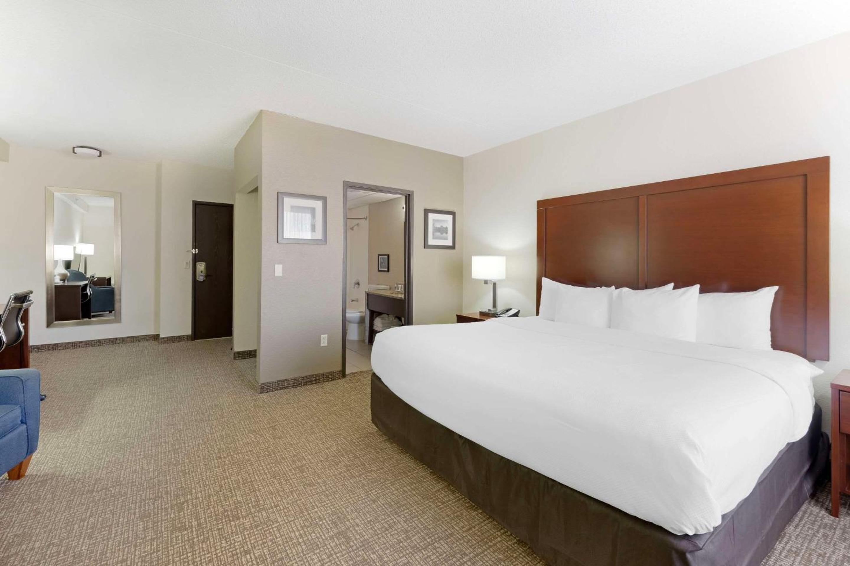King Suite - Non-Smoking - Photo 3